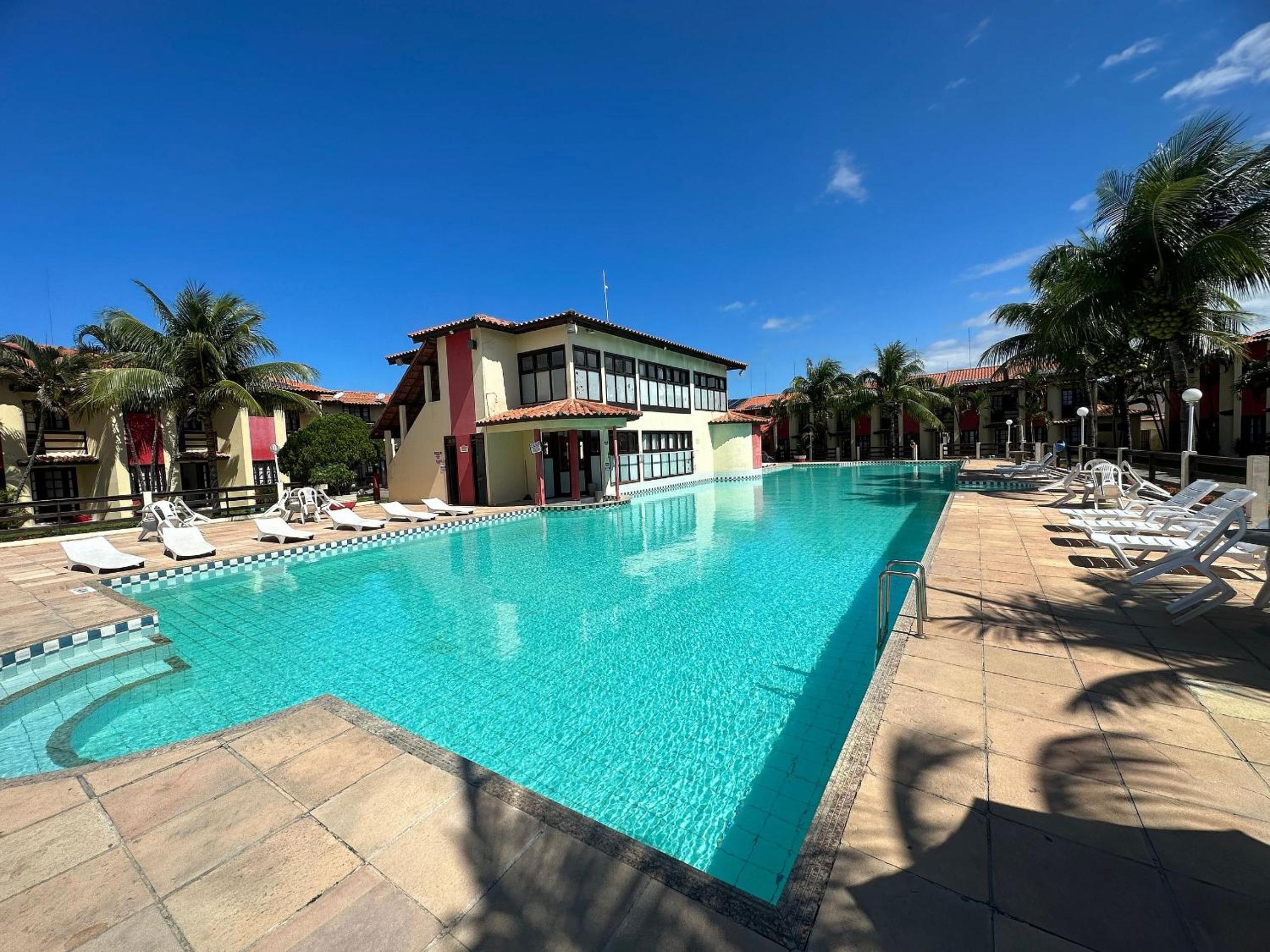 Casa em Condomínio localizado a aproximadamente 250m da praia de Taperapuã e da Arena Axé Moi, com 3 suítes todas com ar condicionado, piscinas adulto e in