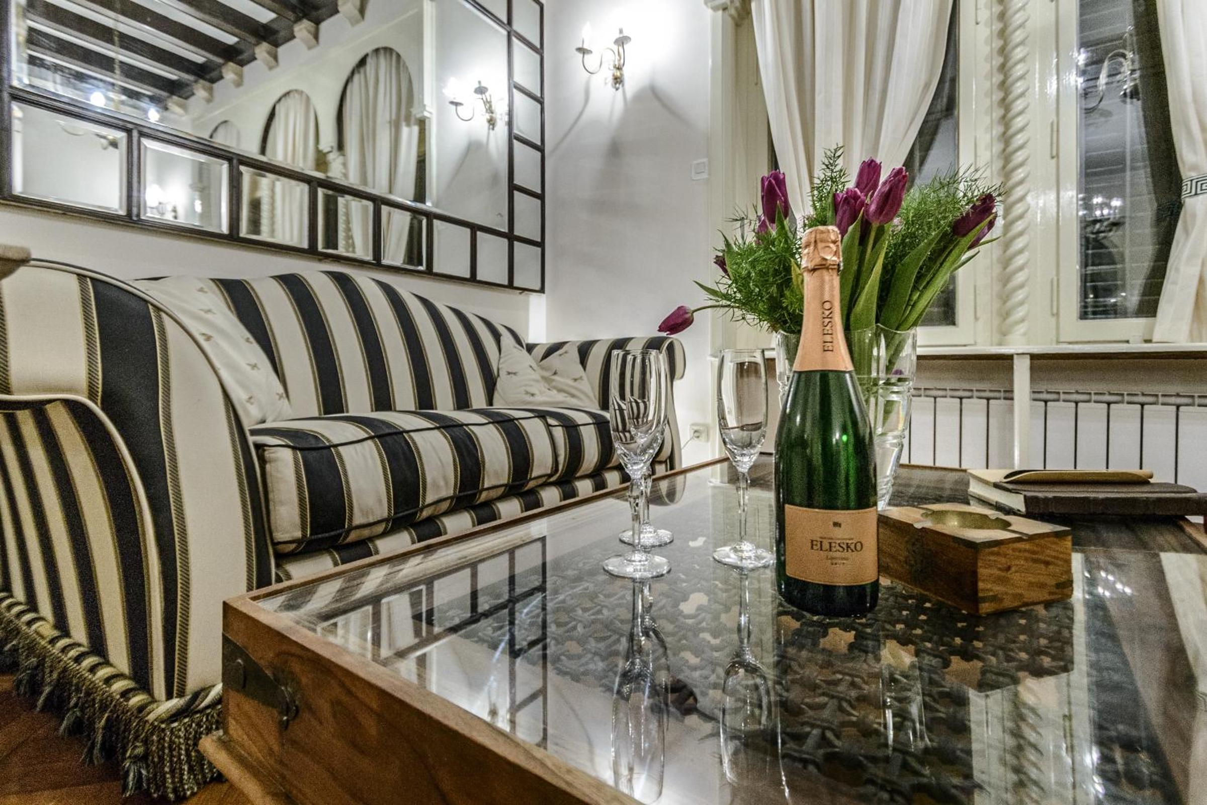 Villa Mediteran Old Town, 5 En-Suites and Hot Tub
