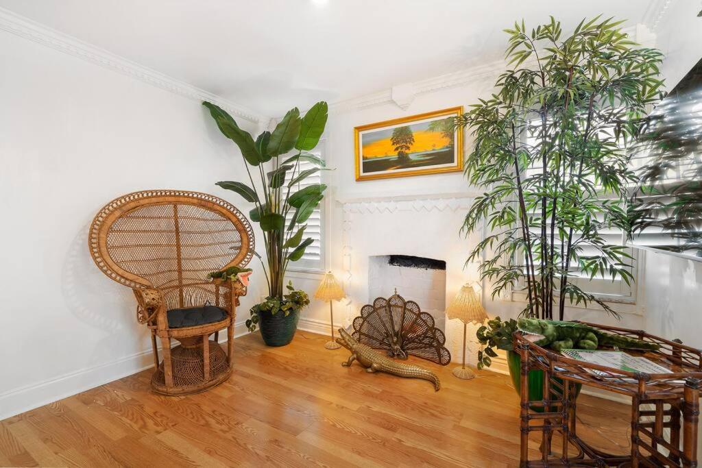The Golden Alligator 2 - 3 beds 1 bath Palm Beach Regency style, near everything view 3