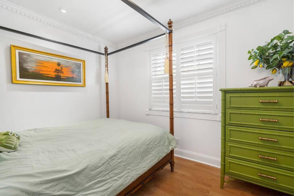 The Golden Alligator 2 - 3 beds 1 bath Palm Beach Regency style, near everything view 4
