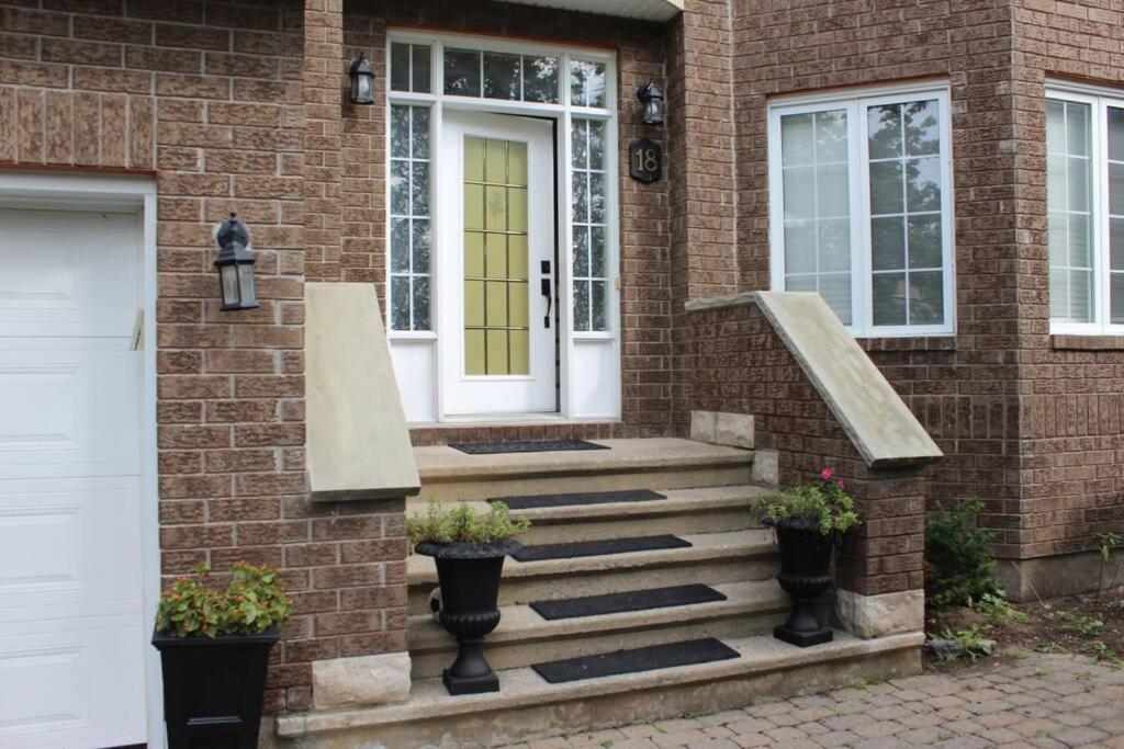 Leila's Place-Family Deluxe Basement Apartment
