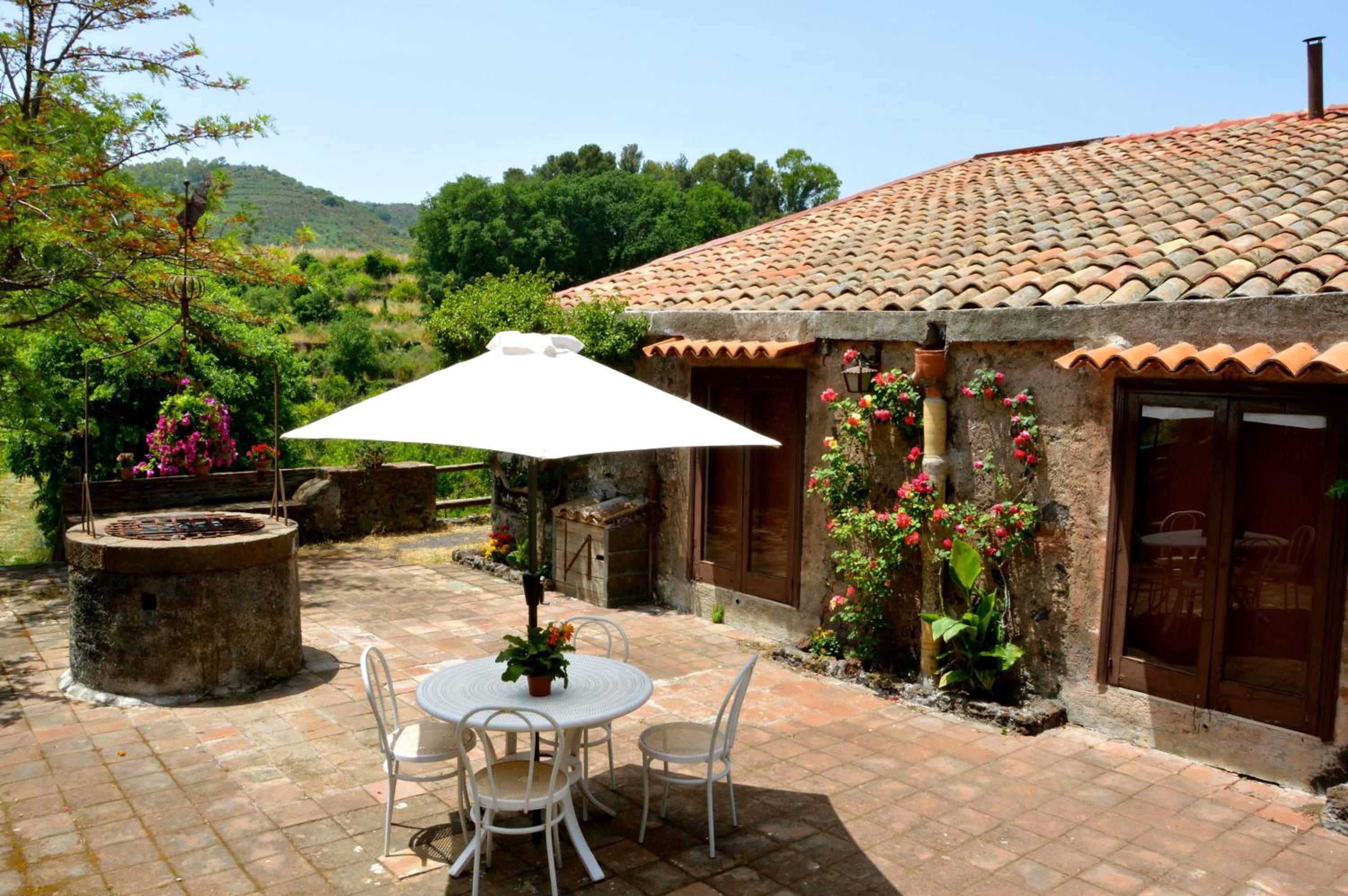 Villa Bonaccorso - antica e maestosa villa con piscina ai piedi dell'Etna