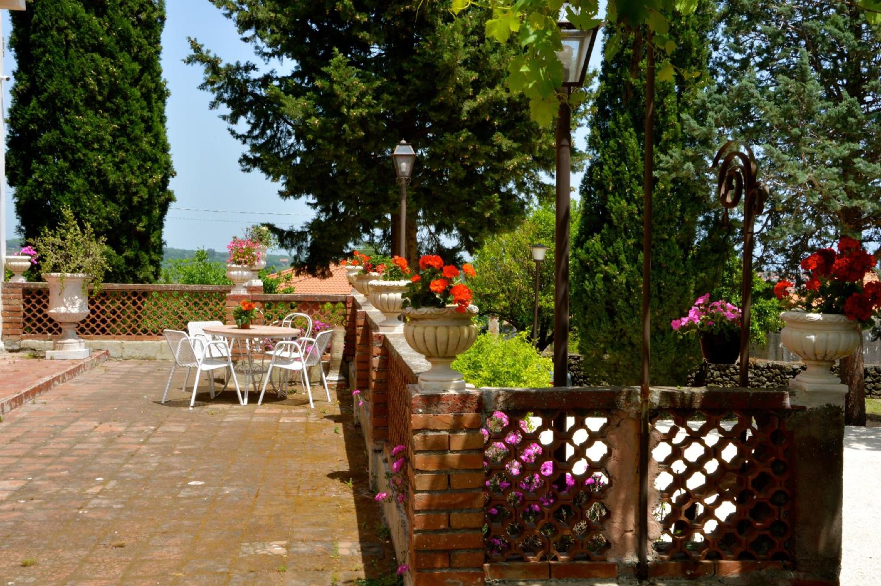 Villa Bonaccorso - antica e maestosa villa con piscina ai piedi dell'Etna