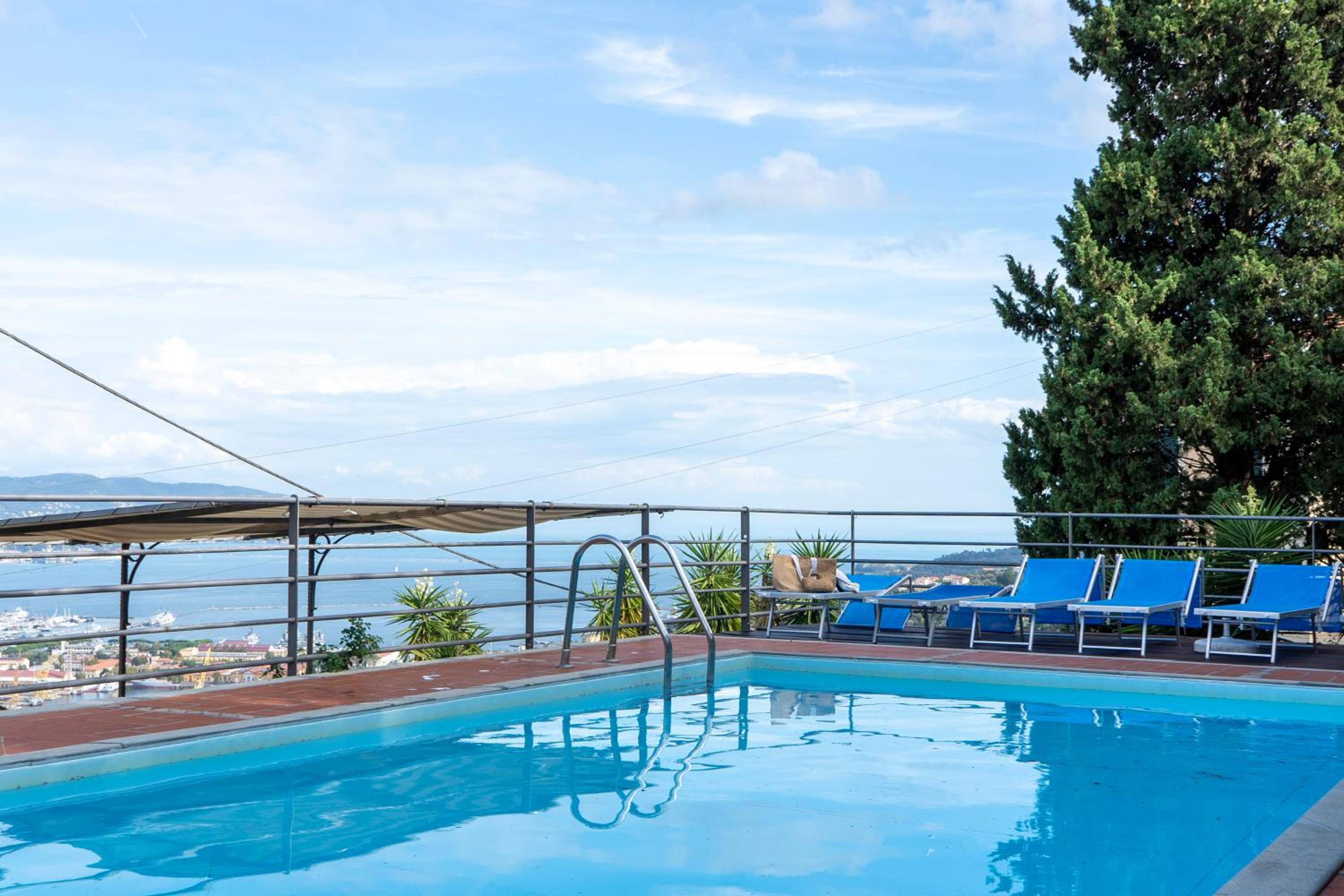 Villa le palme-Pool, garden, terrace & sea view view 4