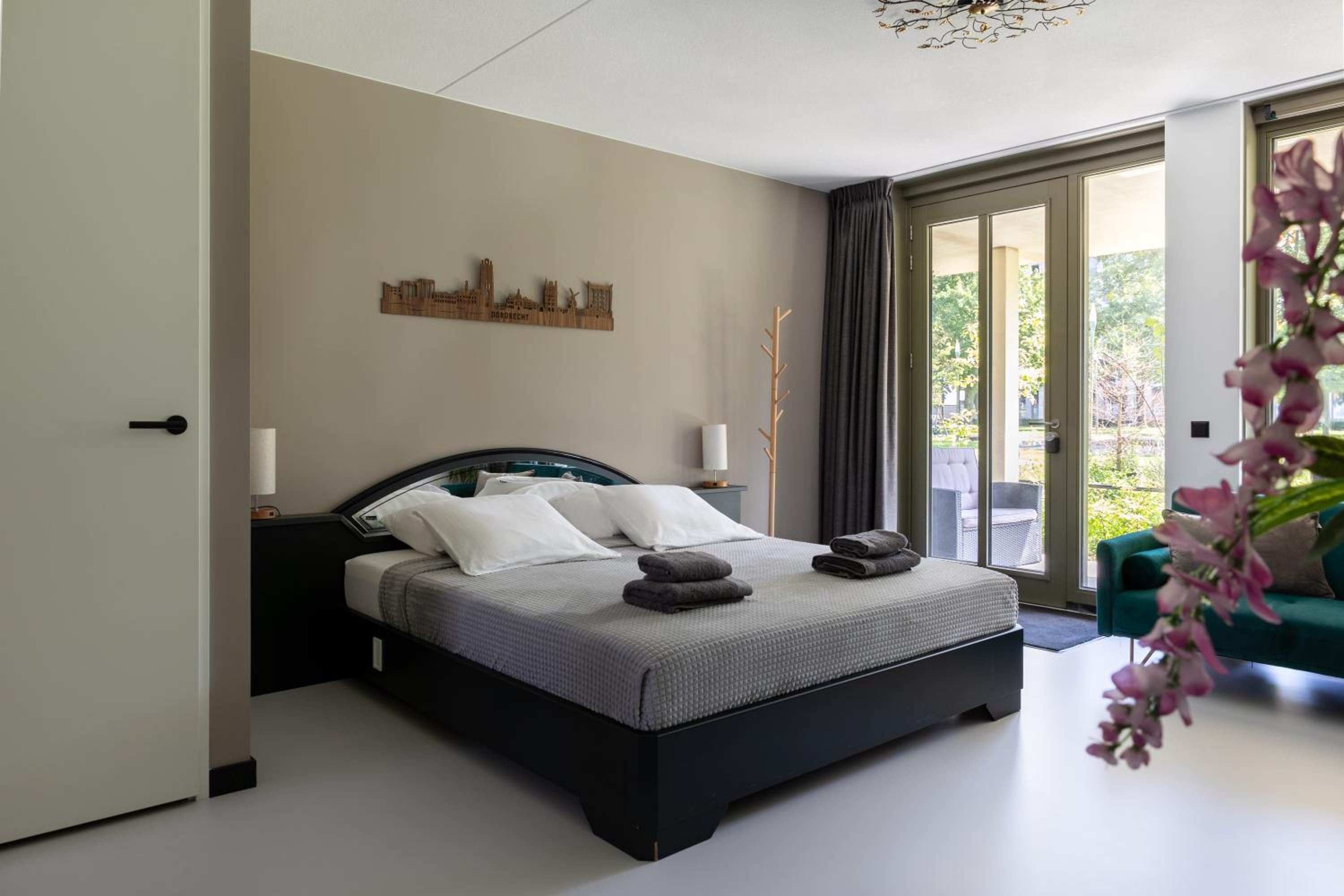Luxury room with king size bed view 4