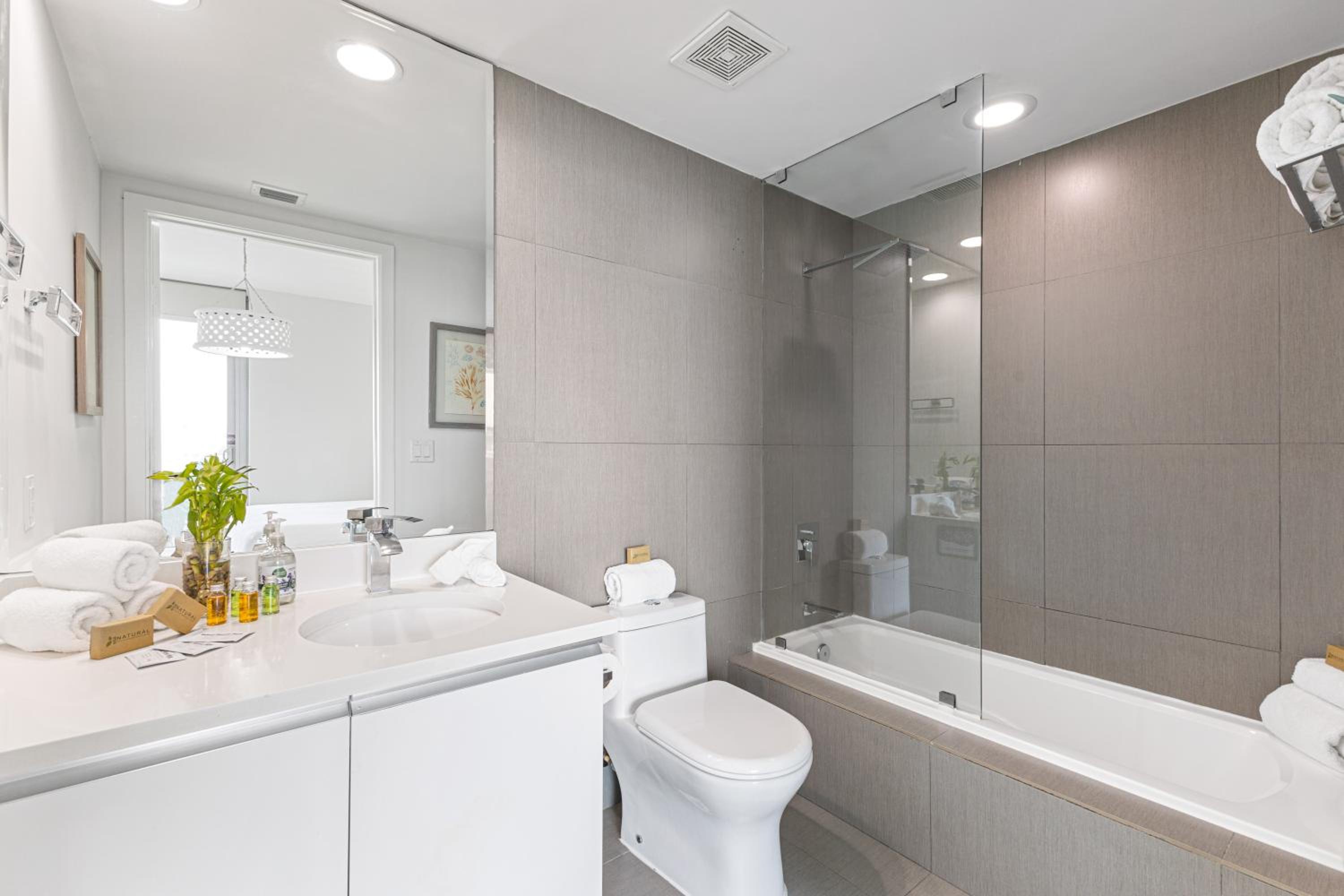 Dharma Home Suites Miami Beach at Monte Carlo