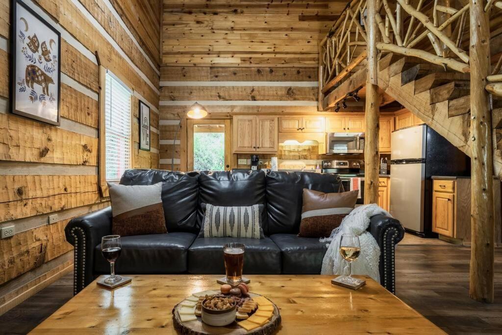 Our Bear Hideaway - Couples retreat, hot tub, pool table, arcade view 2