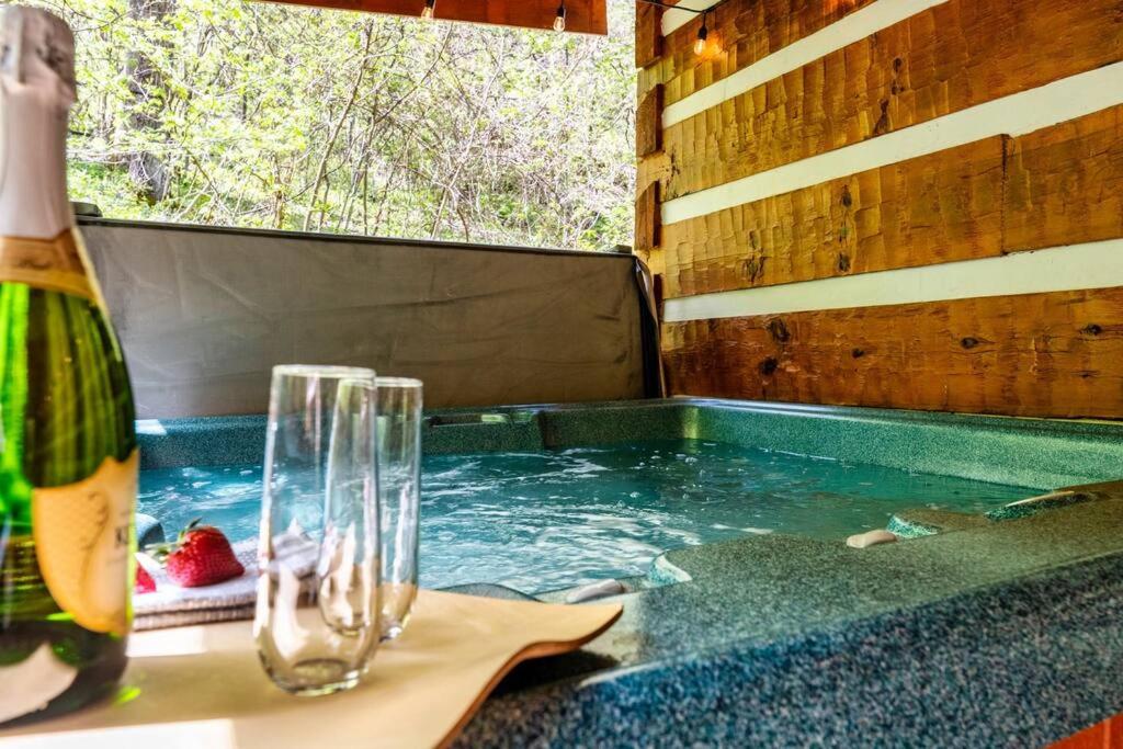 Our Bear Hideaway - Couples retreat, hot tub, pool table, arcade view 5