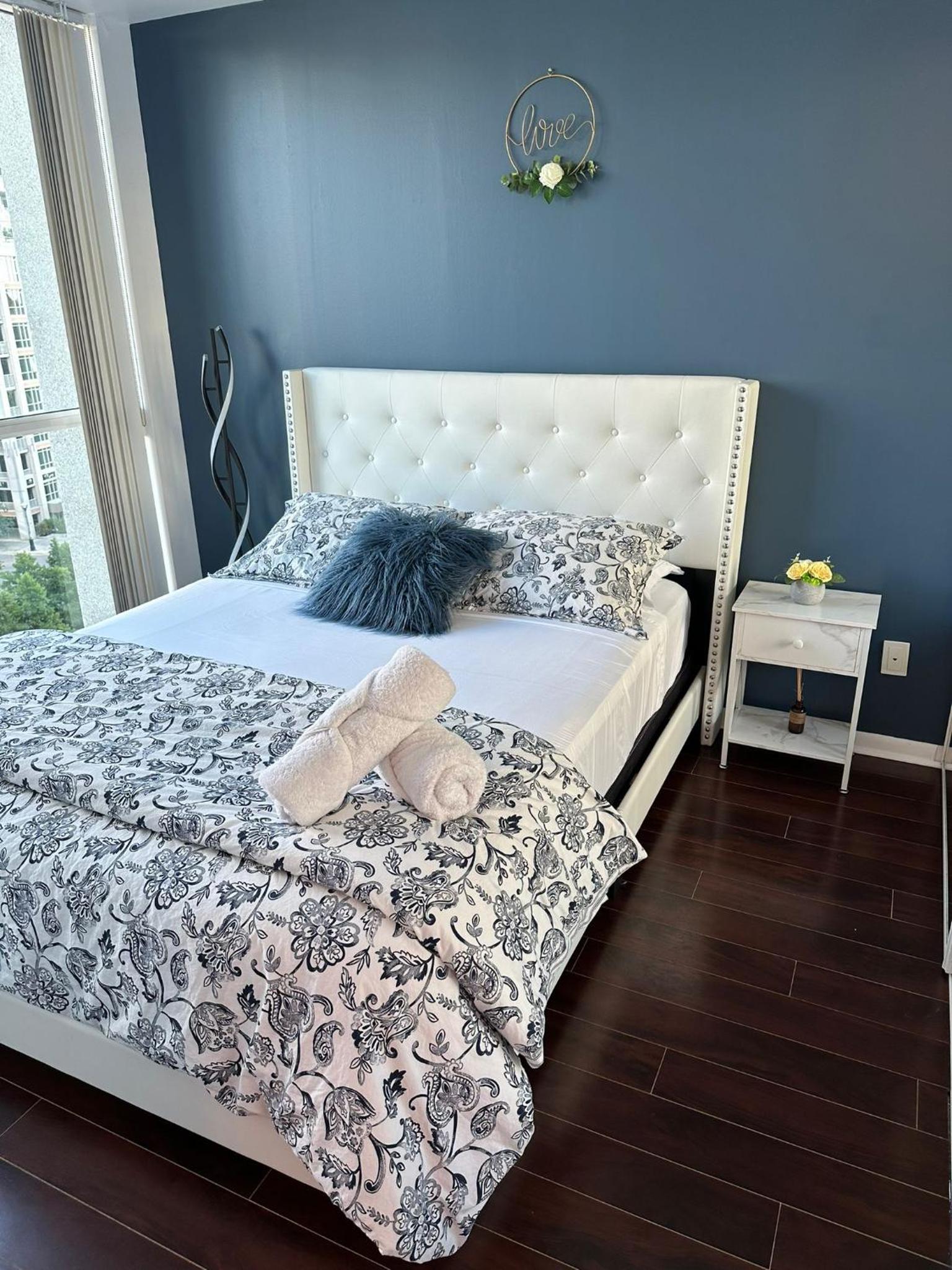 Lakeview Condo in Downtown with Free Parking.
