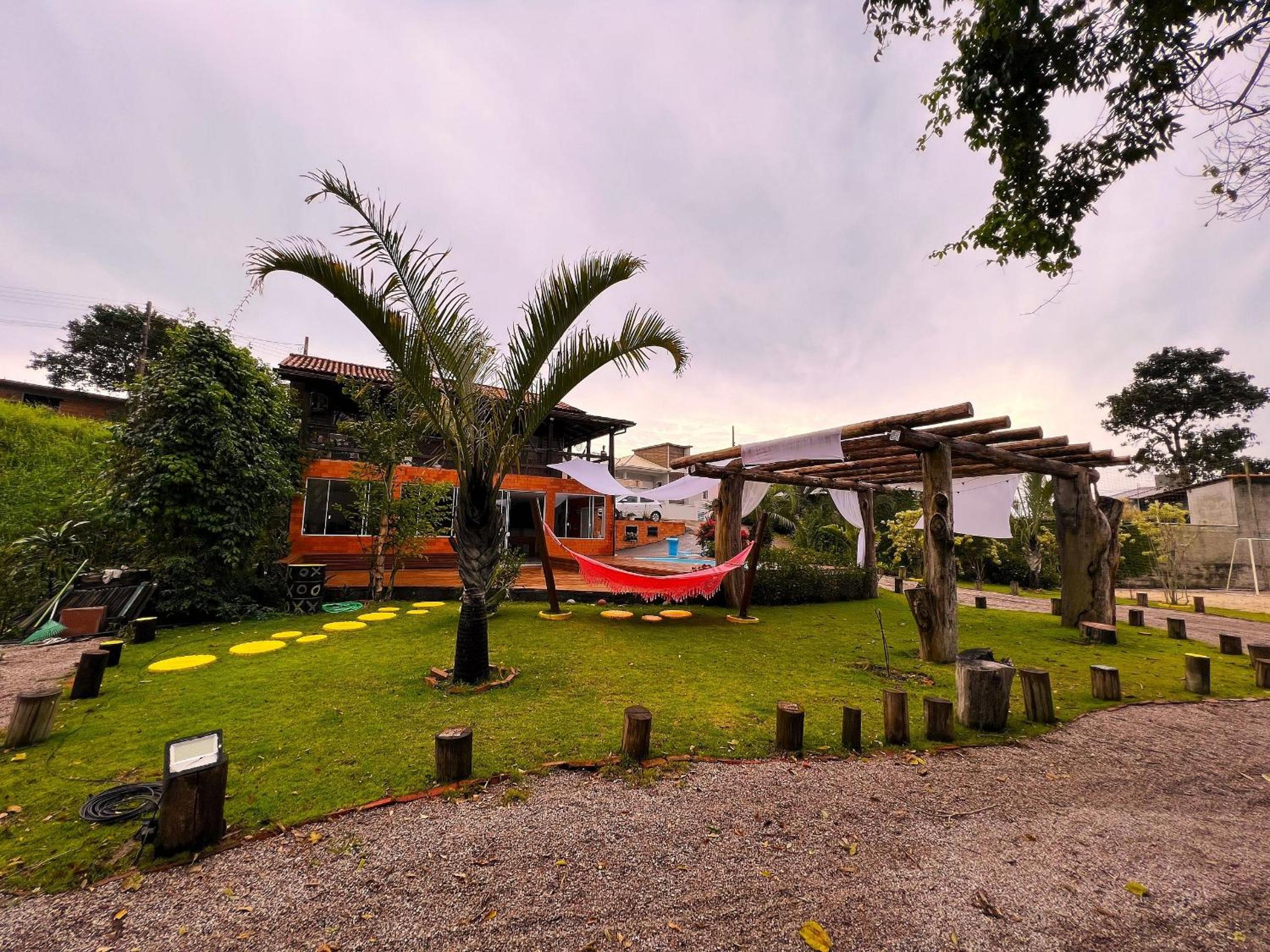 Casa com Piscina em Governador Celso Ramos/SC