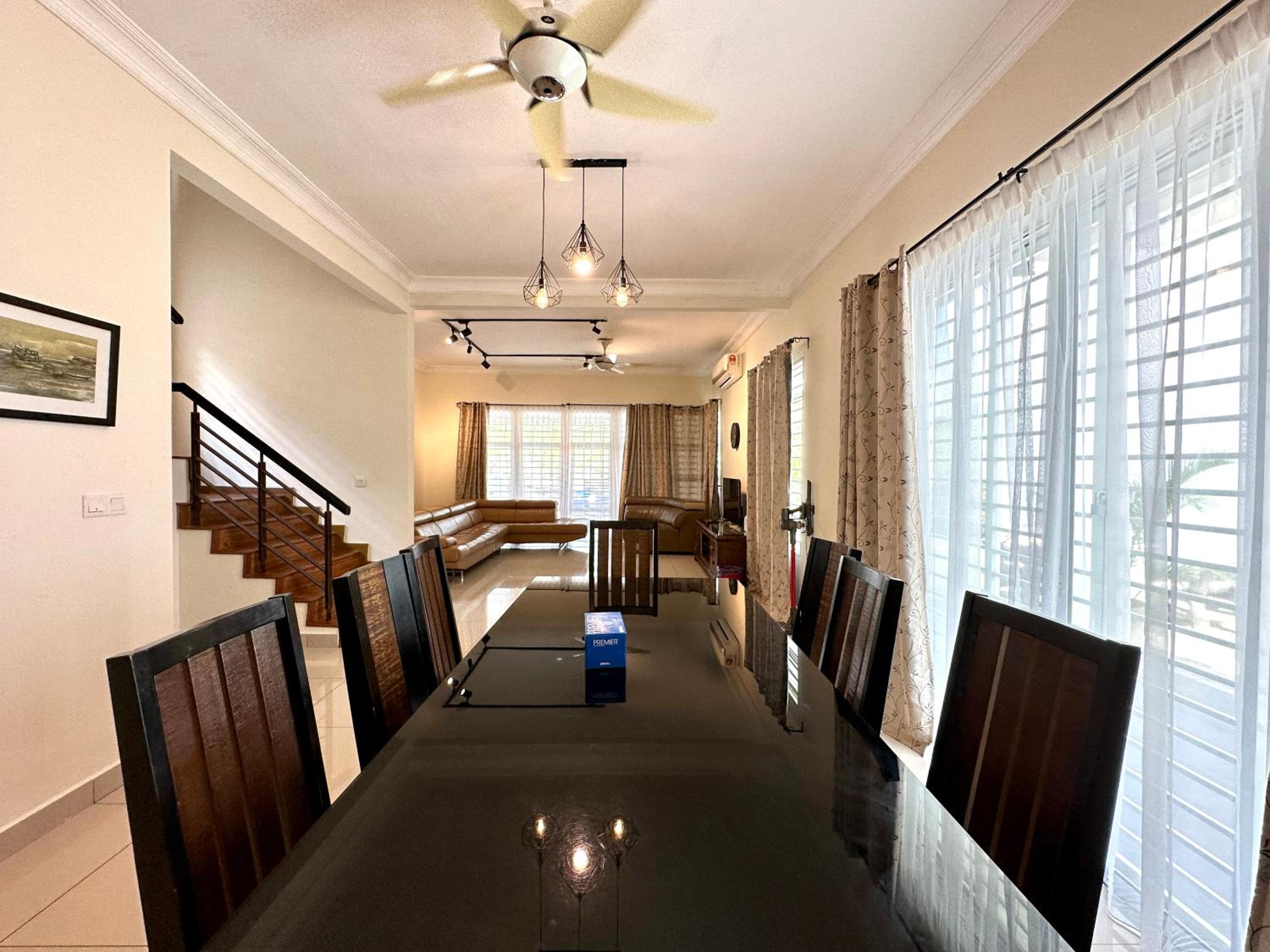 BNB Casa Grande at Rawang - spacious, 15 pax and WiFi