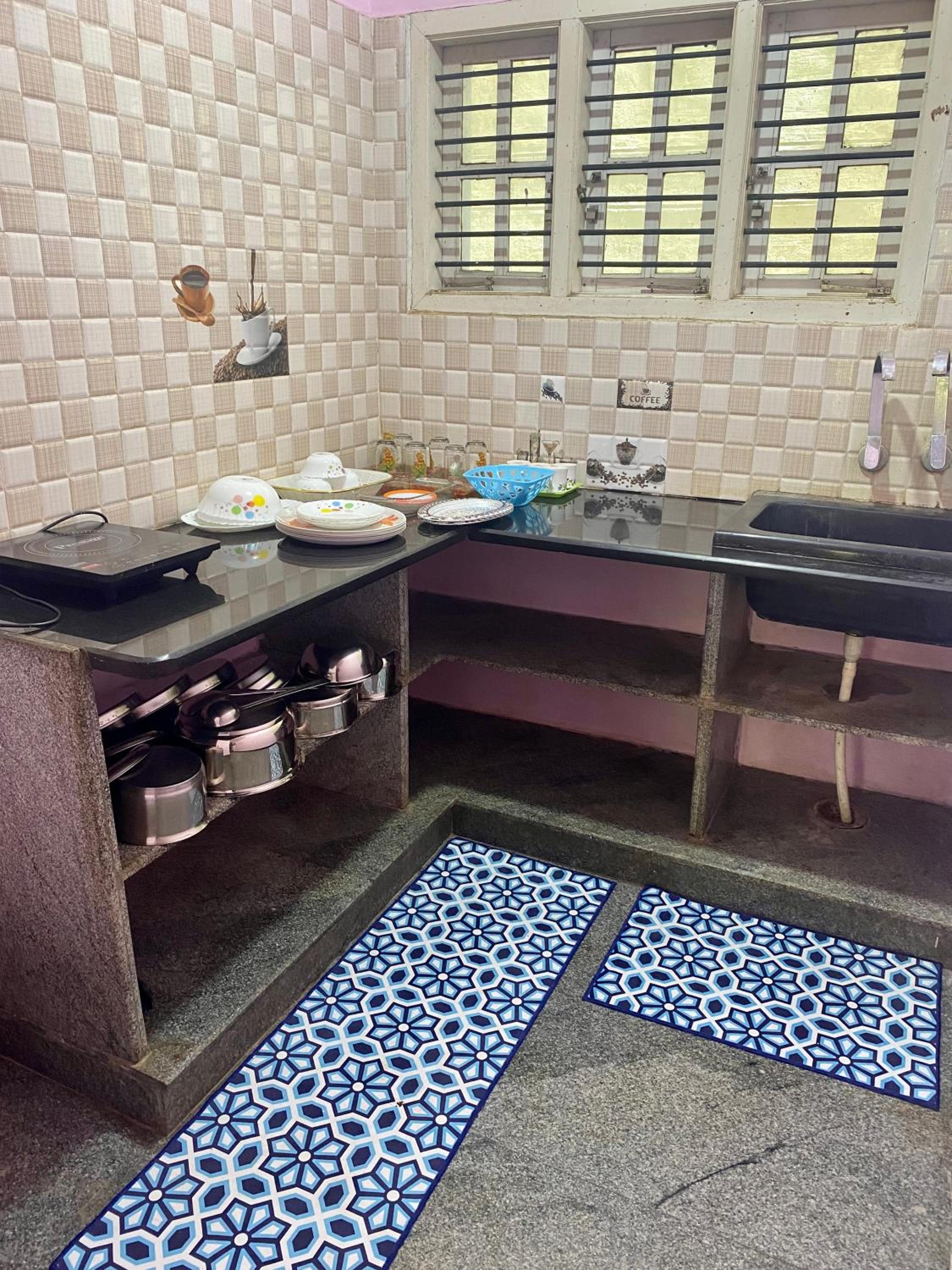 Spacious Queen Bed Suite 6km to Palace, Free Wi-Fi, Books, Toys, Smart TV view 4