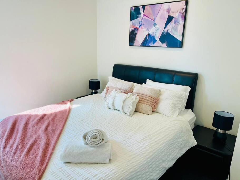 Urban Chic Retreat near Crown w/ Free Parking