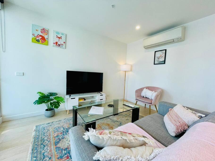 Urban Chic Retreat near Crown w/ Free Parking