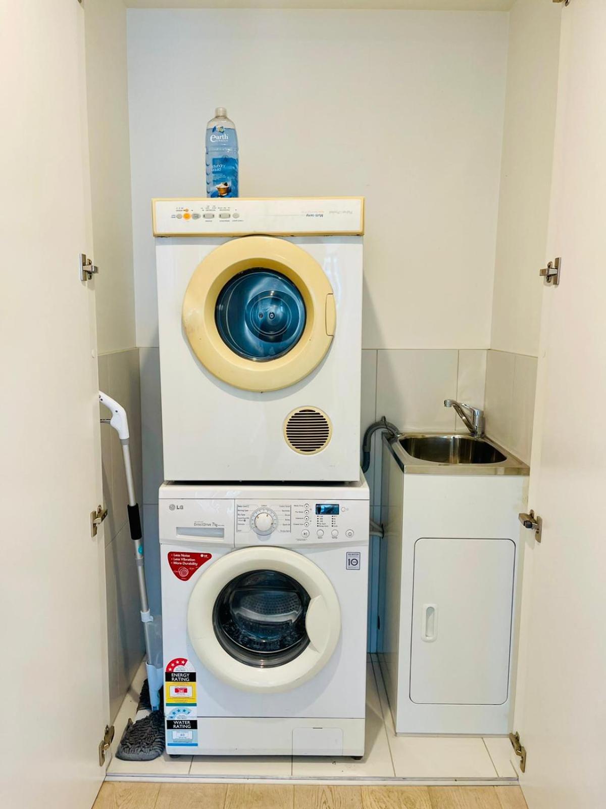 Urban Chic Retreat near Crown w/ Free Parking