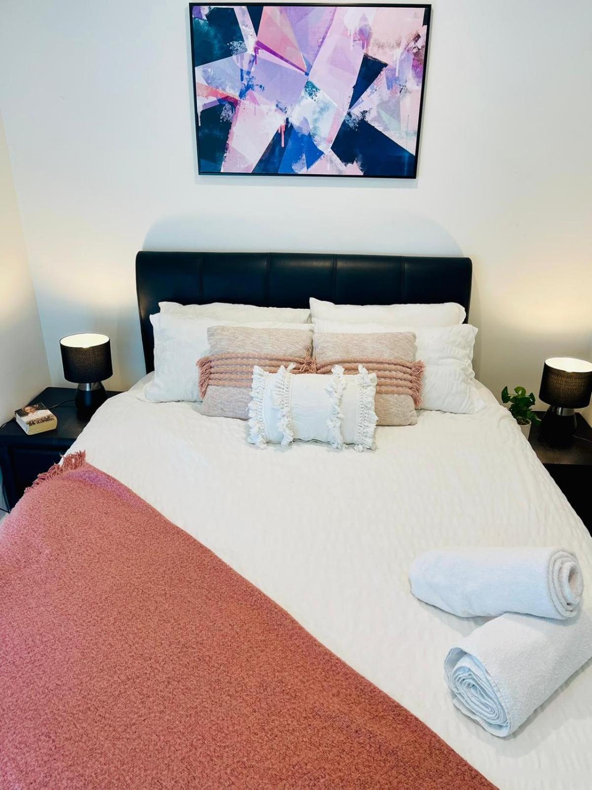 Urban Chic Retreat near Crown w/ Free Parking