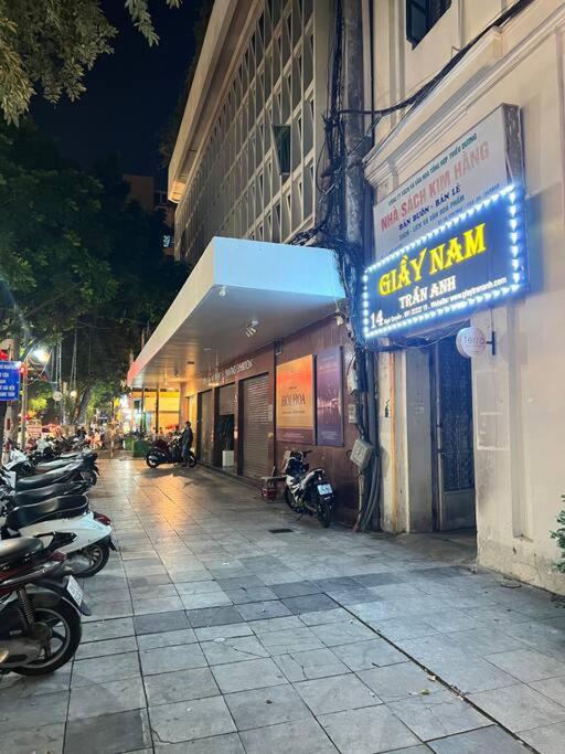 Terra Homestay - Big Balcony with elevator - 150m to Hoan Kiem Lake
