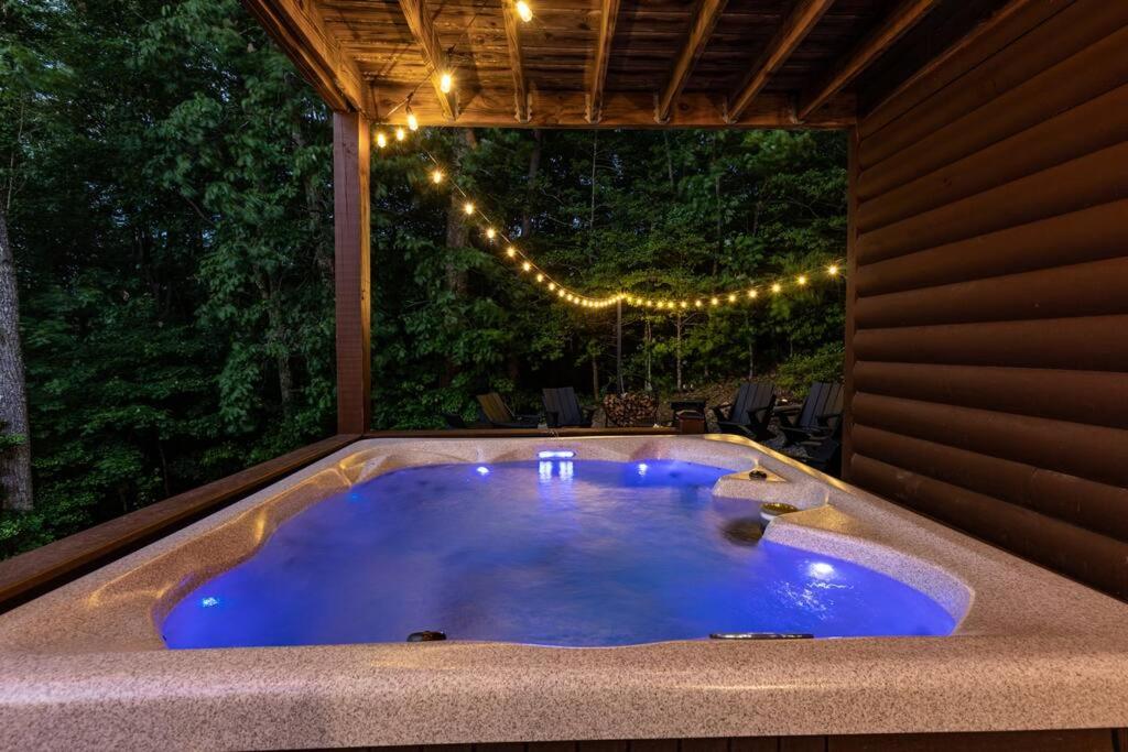 Mountain View Cabin - Hot Tub-Fire Pit-Pool Table view 3
