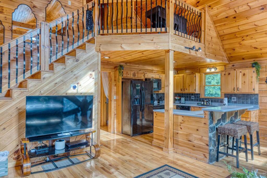 Mountain View Cabin - Hot Tub-Fire Pit-Pool Table view 5