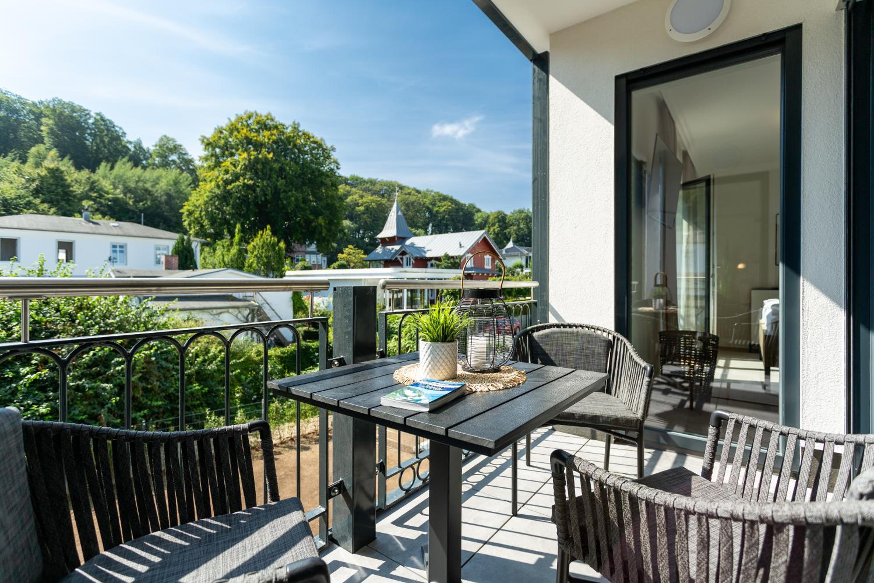Villa Chloe Binz Appartements exklusiv in Top Lage mit Strandkorb am Strand