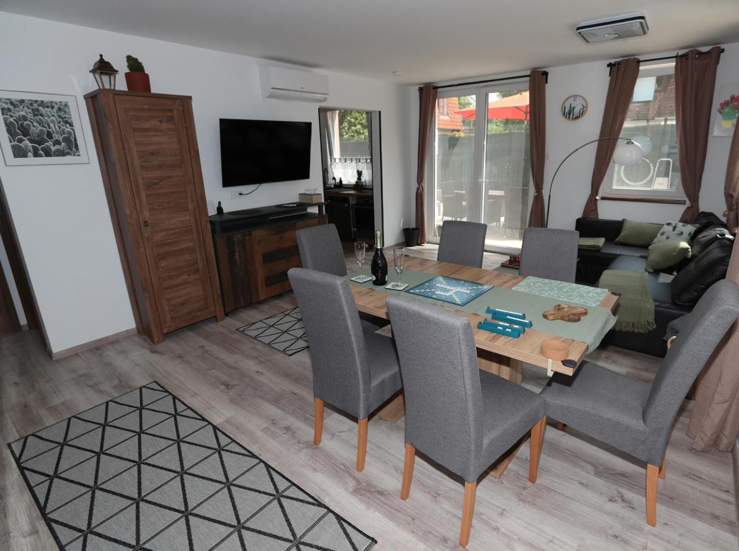 Four Flowers Apartman