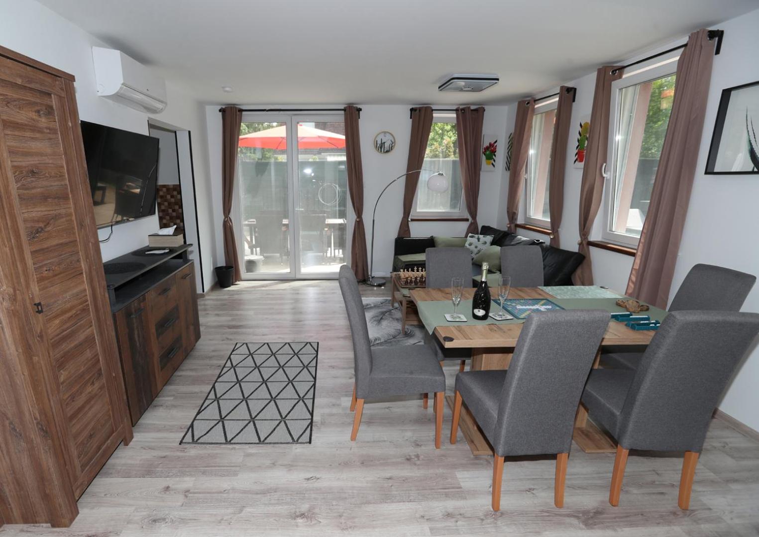 Four Flowers Apartman