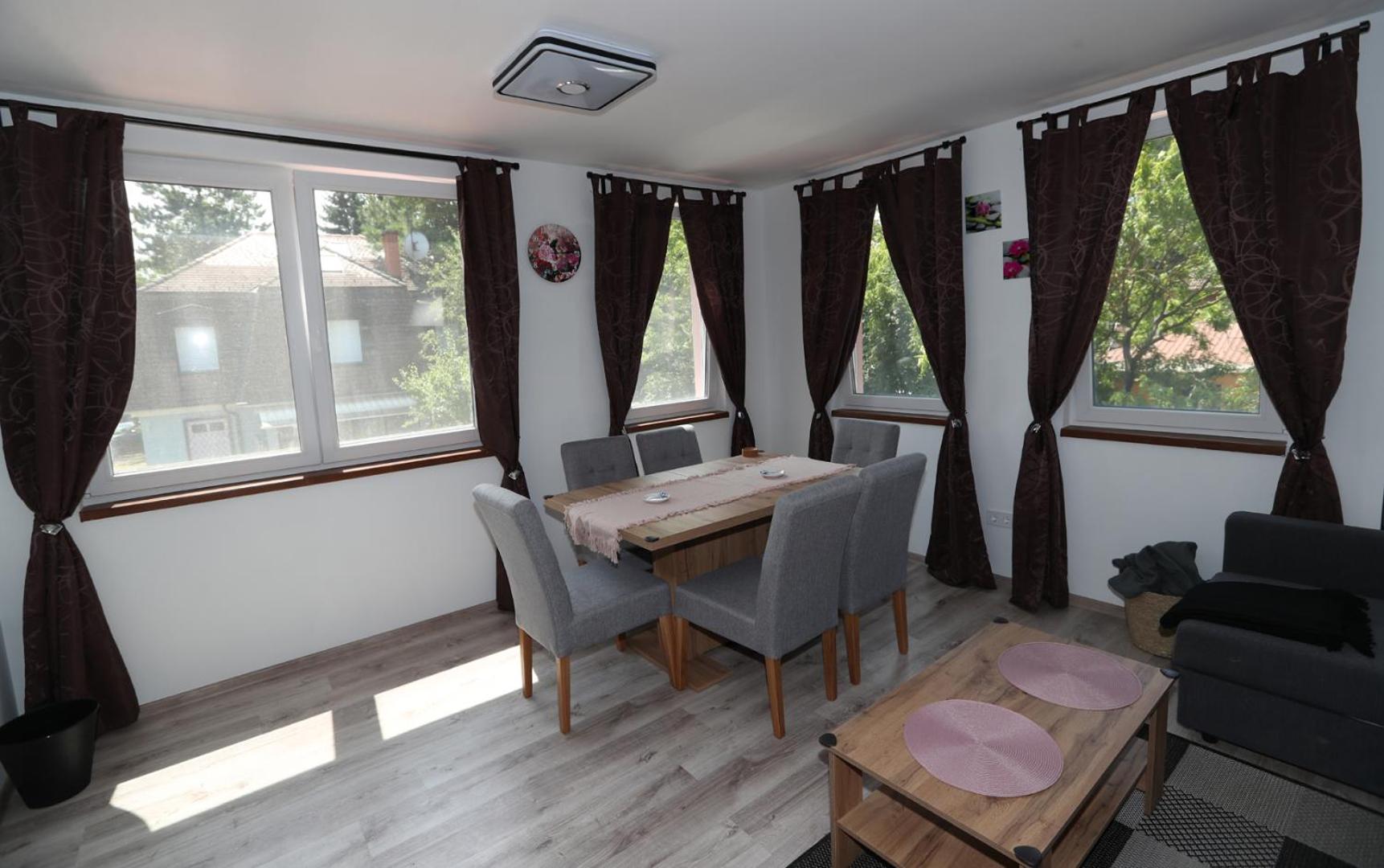 Four Flowers Apartman
