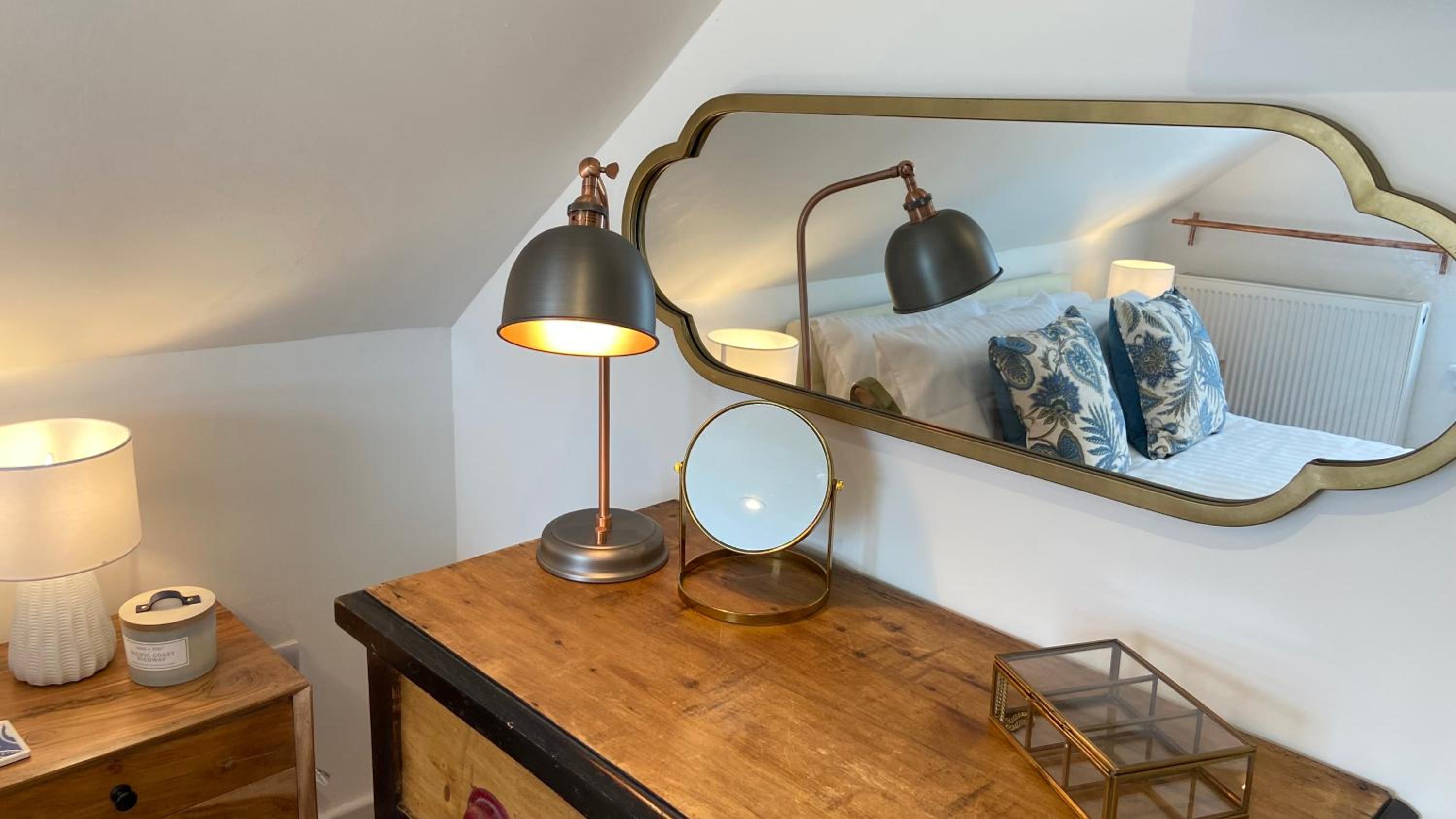 SMUGGLERS HIDE COTTAGE and separate but connecting SMUGGLERS CABIN - - In a beautifully renovated fishermans cottage - - HARBOUR VIEWS - - BEACH only 10 me, photo 22