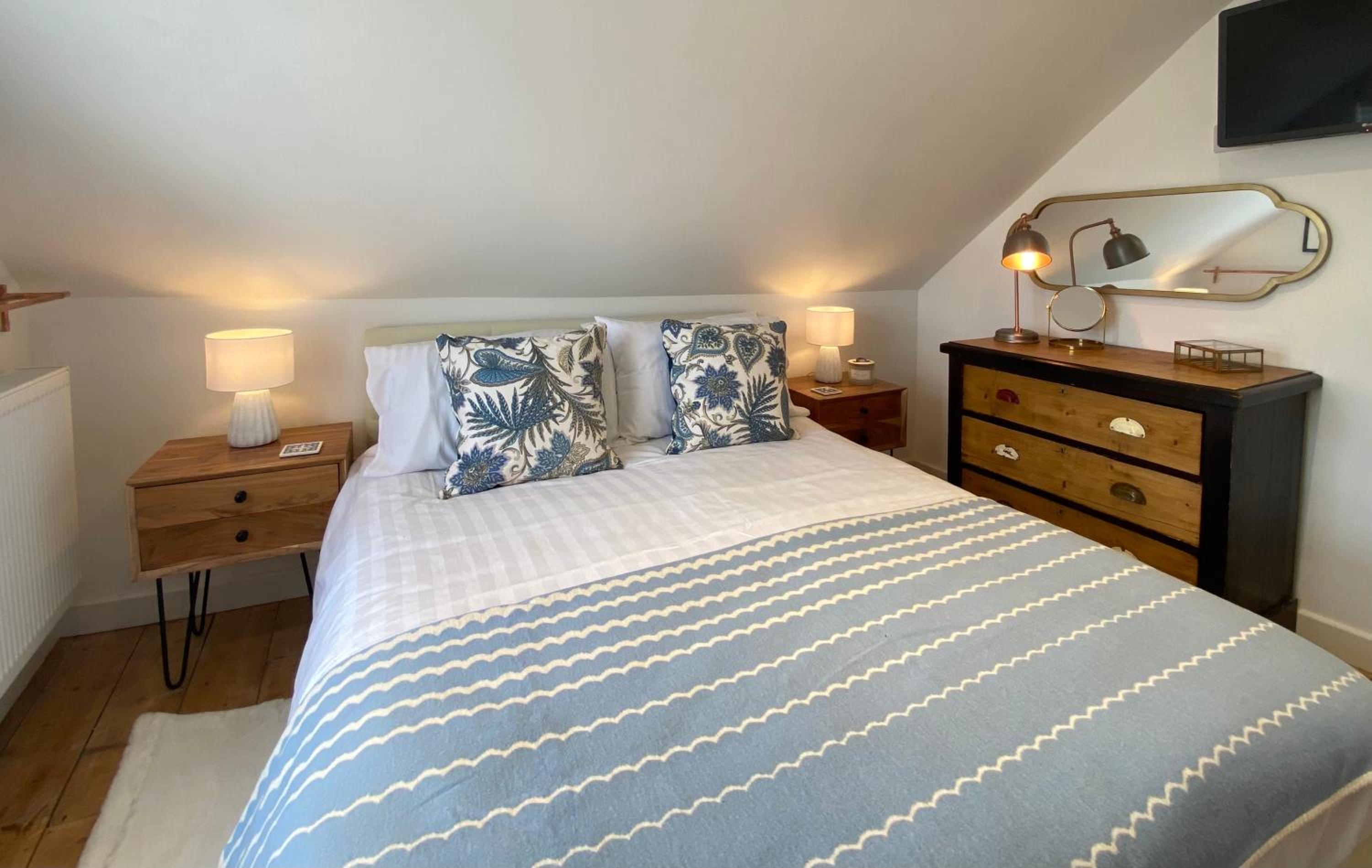 SMUGGLERS HIDE COTTAGE and separate but connecting SMUGGLERS CABIN - - In a beautifully renovated fishermans cottage - - HARBOUR VIEWS - - BEACH only 10 me, photo 10