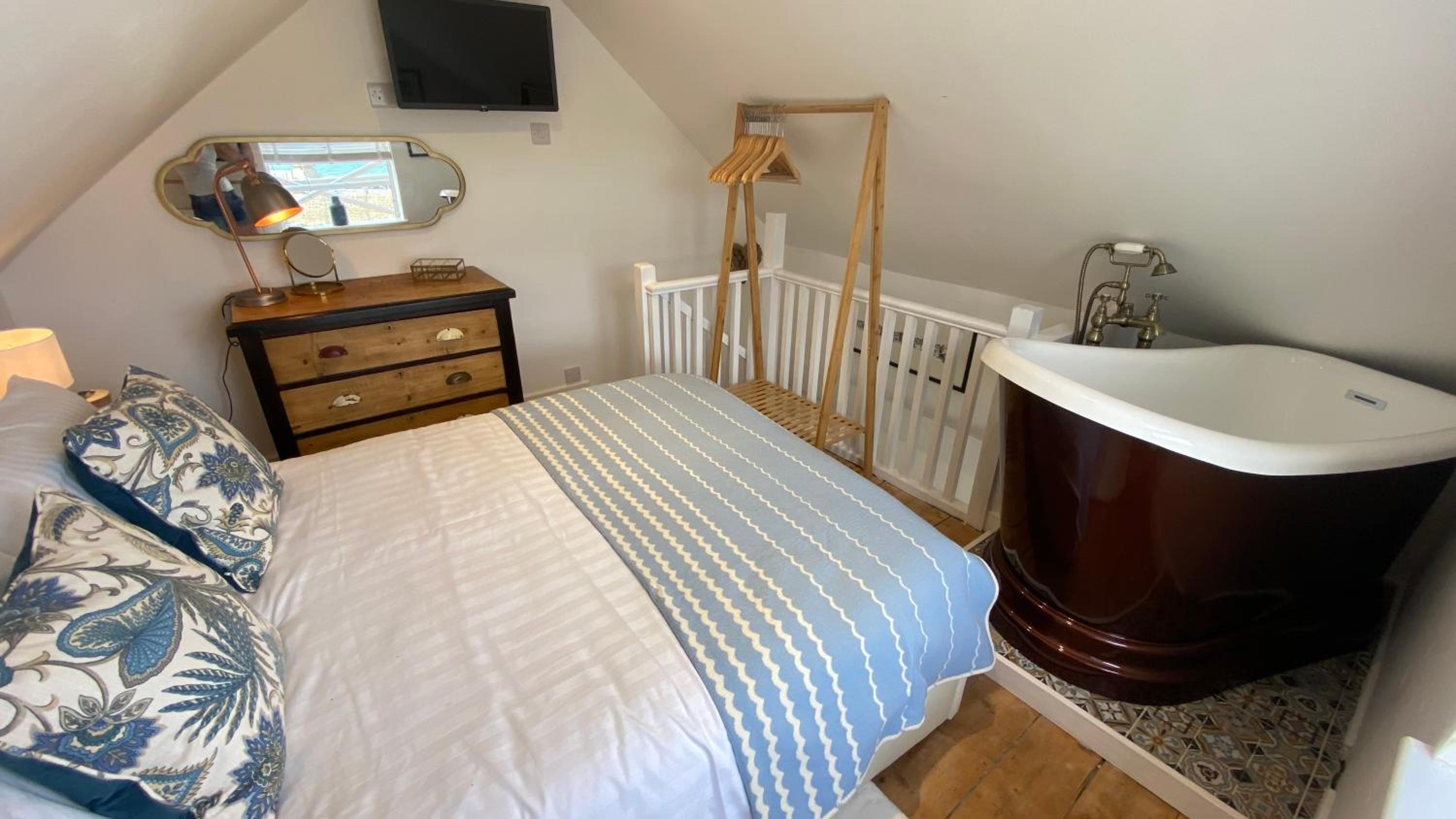 SMUGGLERS HIDE COTTAGE and separate but connecting SMUGGLERS CABIN - - In a beautifully renovated fishermans cottage - - HARBOUR VIEWS - - BEACH only 10 me, photo 2