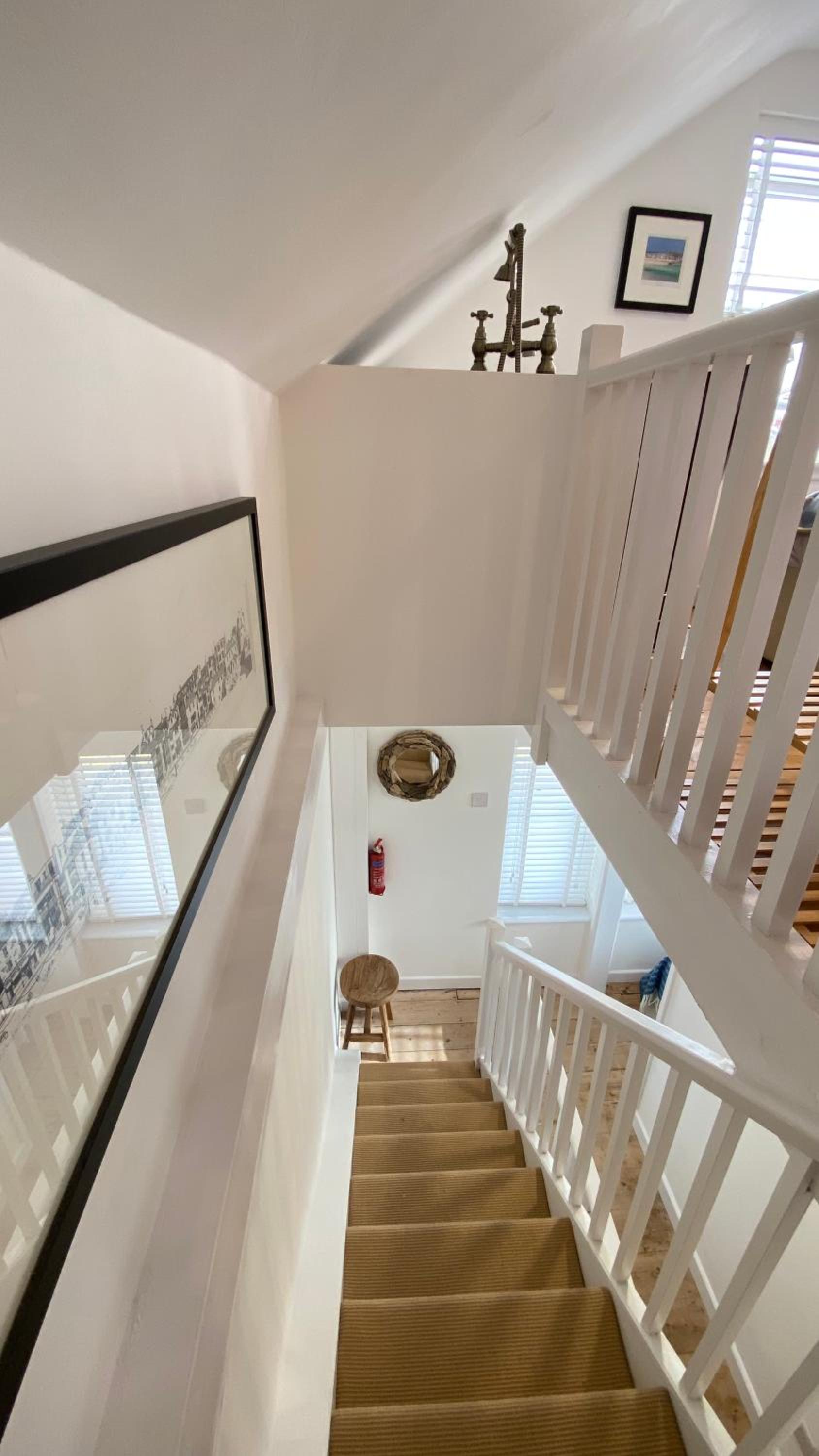 SMUGGLERS HIDE COTTAGE and separate but connecting SMUGGLERS CABIN - - In a beautifully renovated fishermans cottage - - HARBOUR VIEWS - - BEACH only 10 me, photo 9