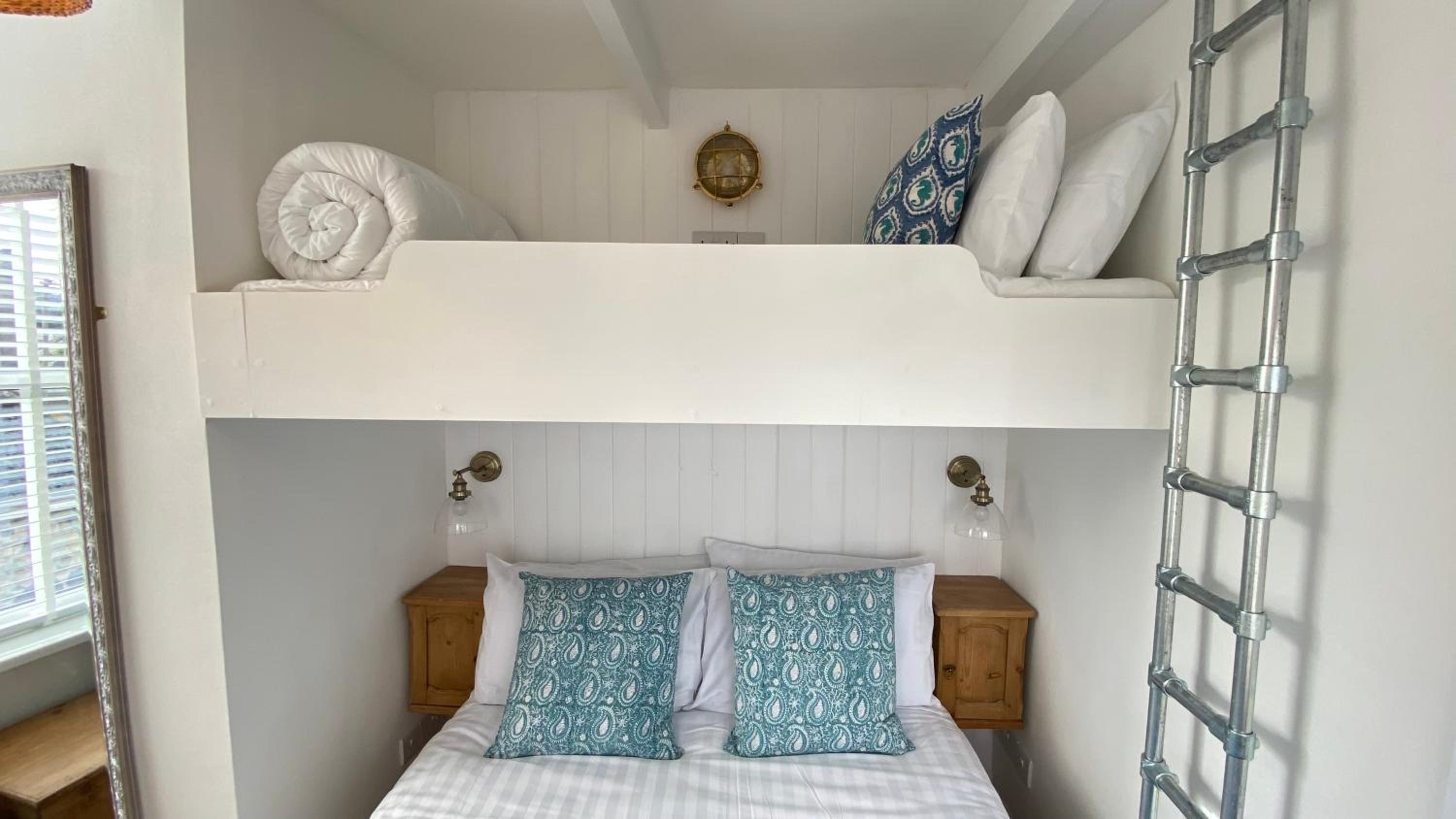 SMUGGLERS HIDE COTTAGE and separate but connecting SMUGGLERS CABIN - - In a beautifully renovated fishermans cottage - - HARBOUR VIEWS - - BEACH only 10 me, photo 25
