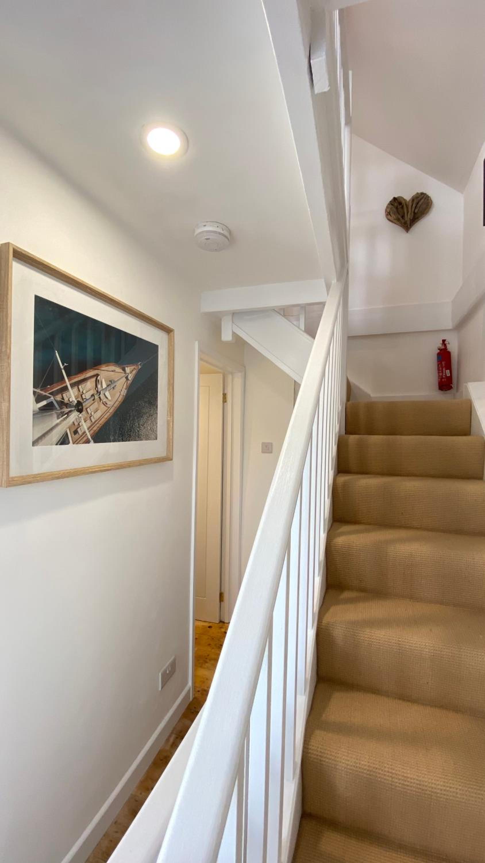 SMUGGLERS HIDE COTTAGE and separate but connecting SMUGGLERS CABIN - - In a beautifully renovated fishermans cottage - - HARBOUR VIEWS - - BEACH only 10 me, photo 53