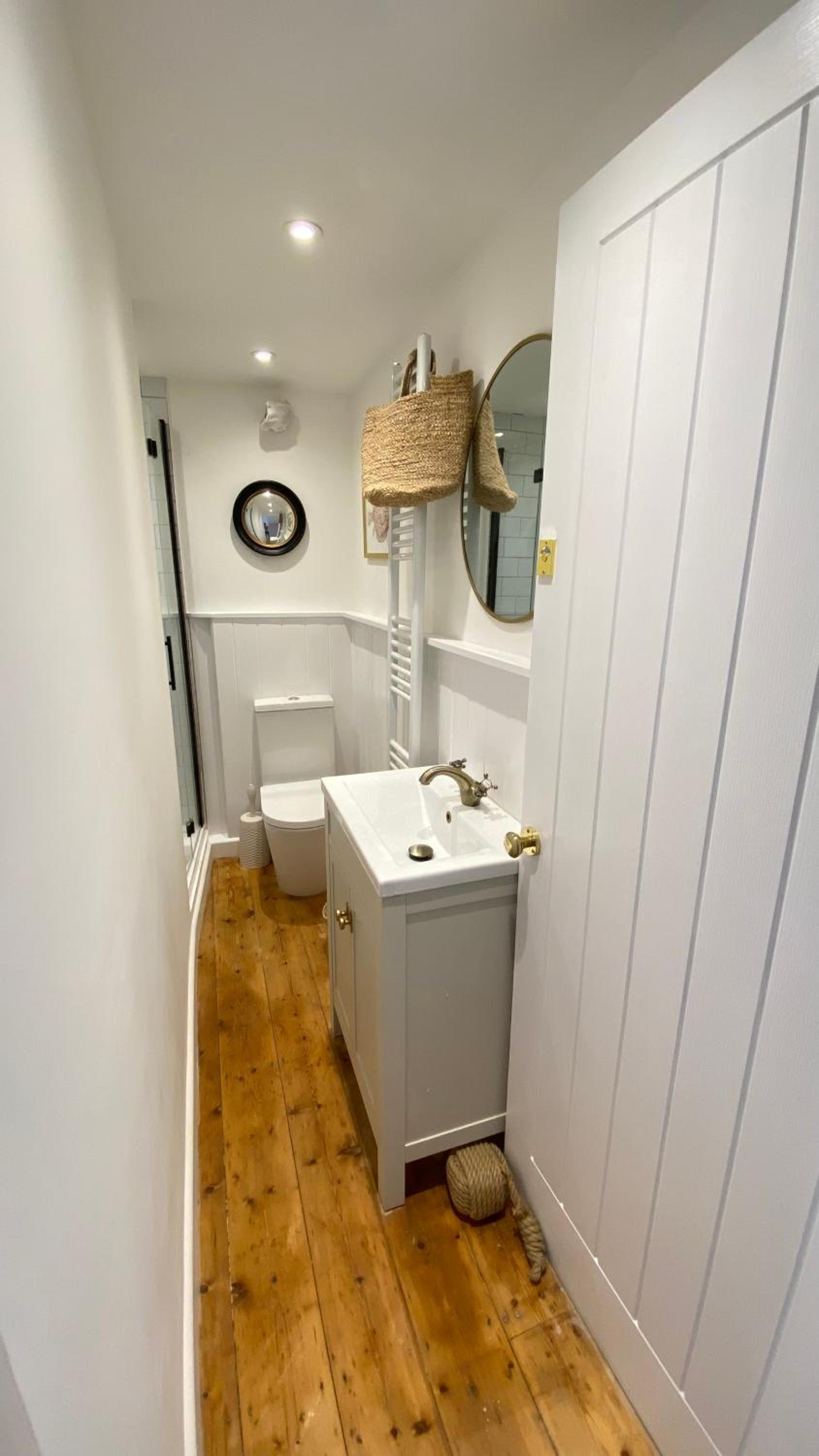 SMUGGLERS HIDE COTTAGE and separate but connecting SMUGGLERS CABIN - - In a beautifully renovated fishermans cottage - - HARBOUR VIEWS - - BEACH only 10 me, photo 26