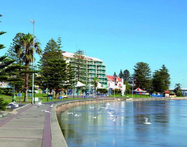 AAA-The Entrance Private Water Front 1 bedroom appartment at the Oaks