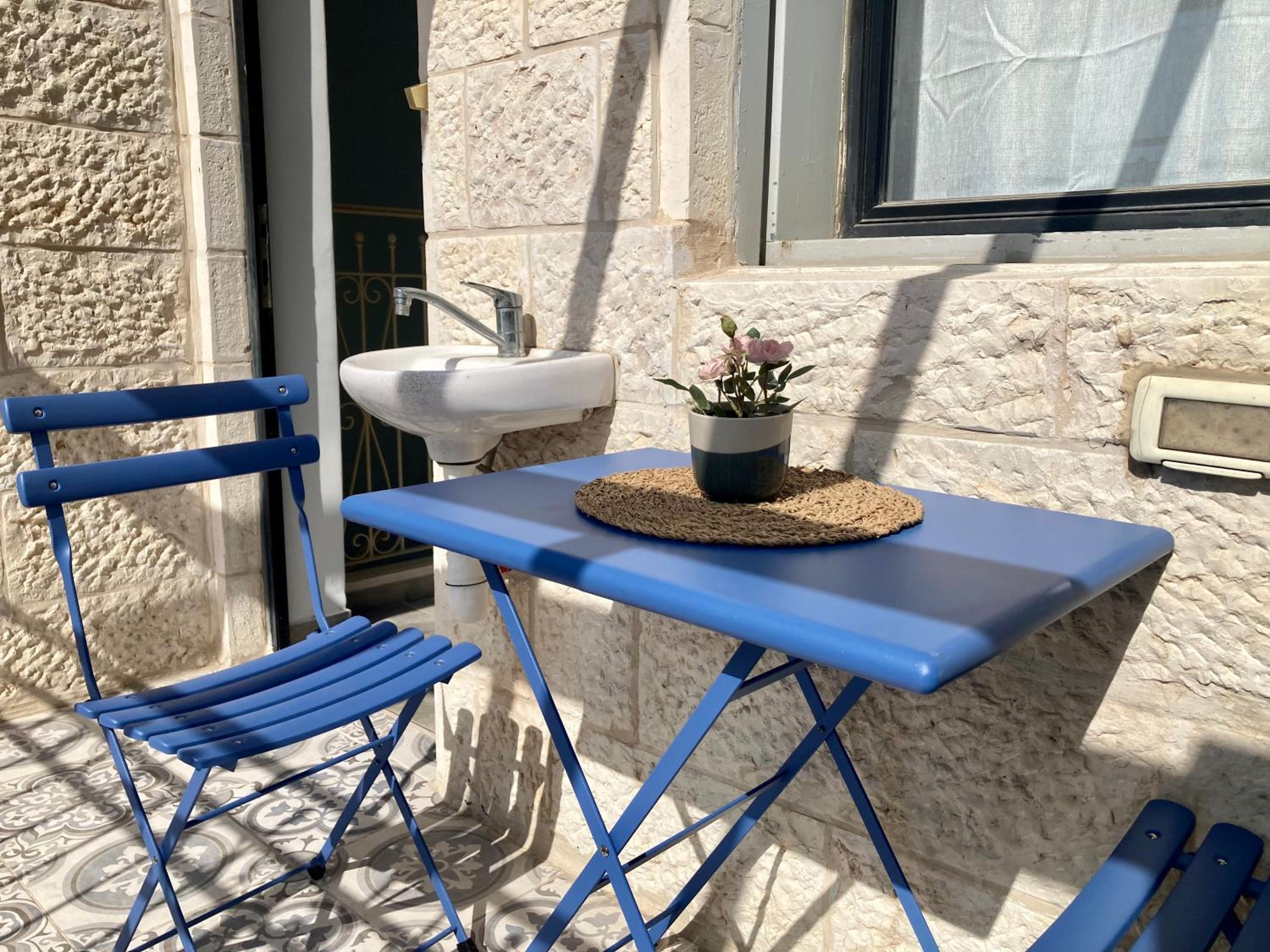 Charming Kosher Private Duplex, Prime City Center, Steps to Machane Yehuda