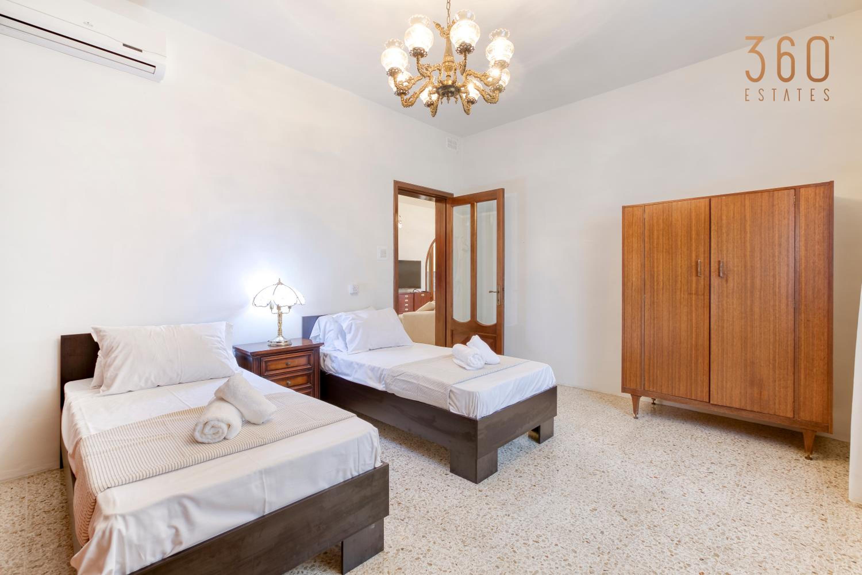 Spacious 4BR Oasis in the Heart of St. Julians by 360 Estates photo 4