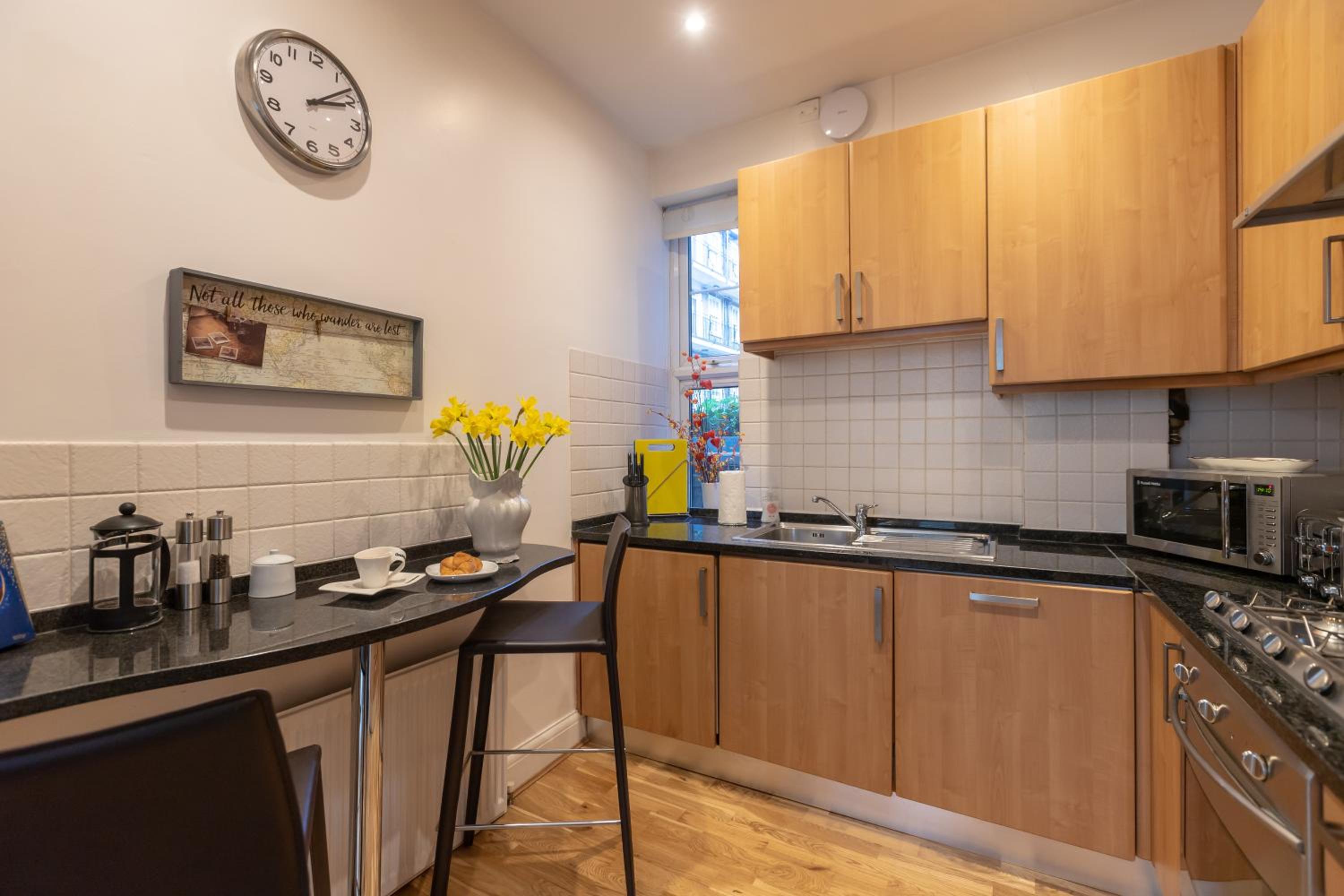 The Wanderlust in the Heart of Covent Garden - 1BR Apartment sleeps 4 - Near Tube - Tesco and Restaurants