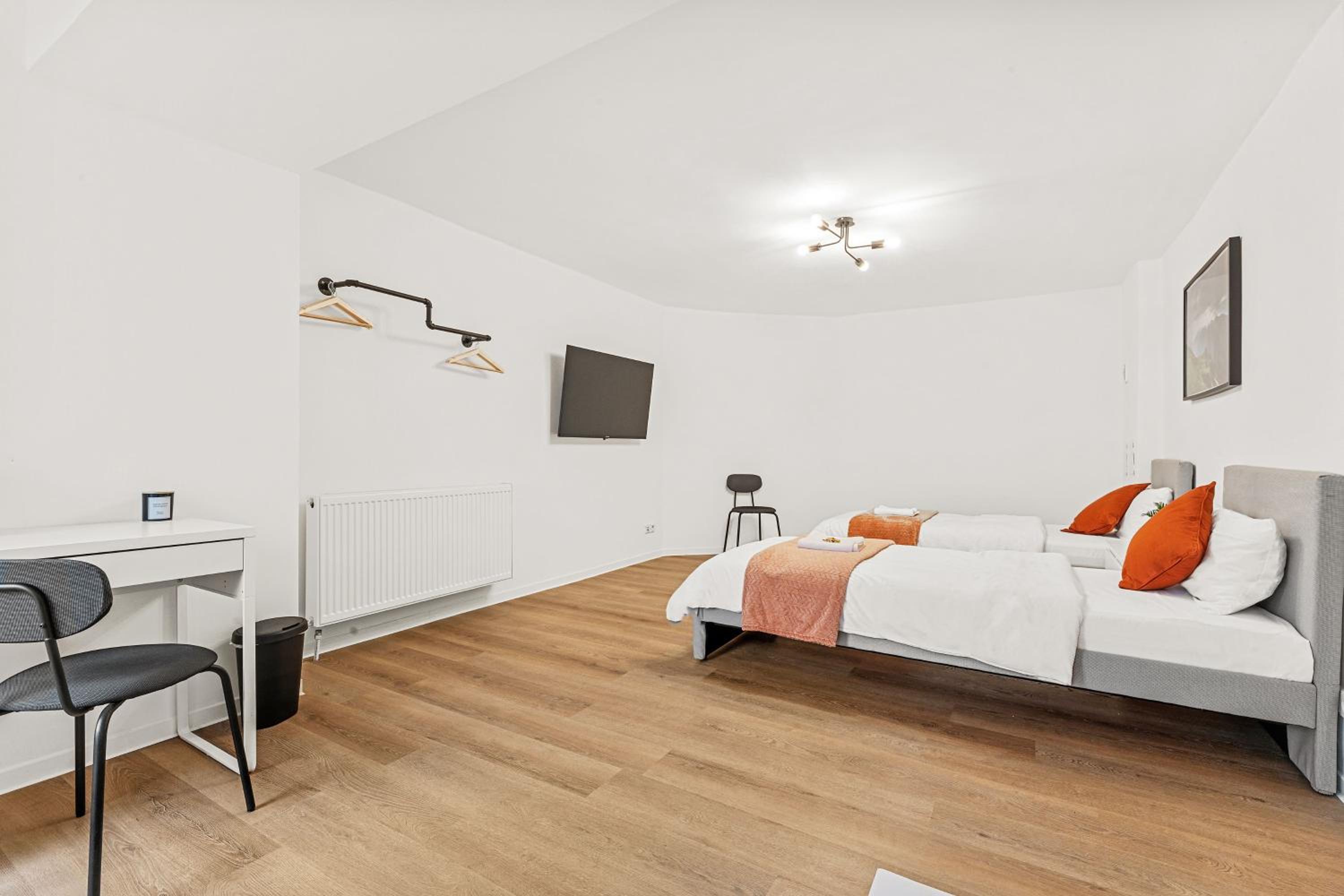 2 Zimmer Apartments, 4 Betten, vollmöbliert,zentrale Lage am S-Bahnhof