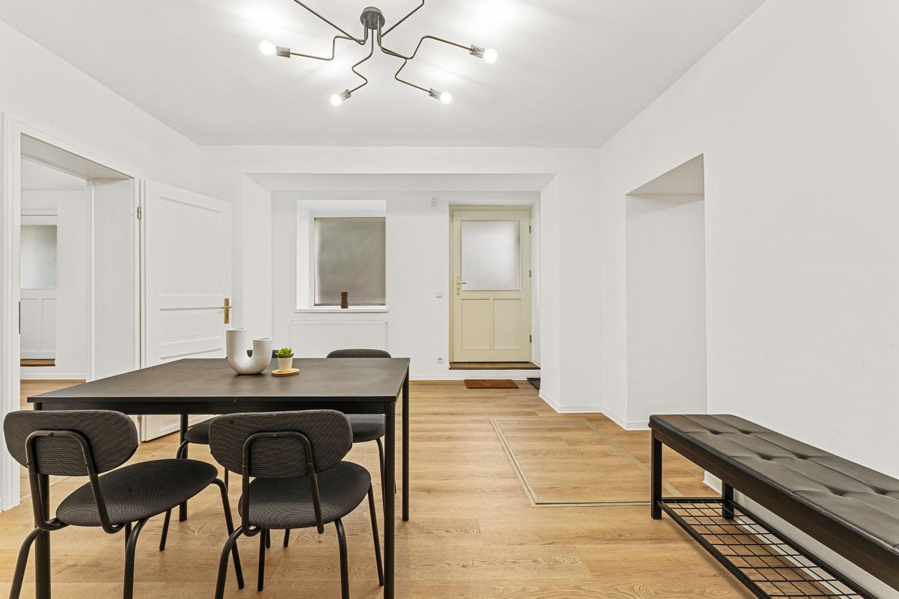 2 Zimmer Apartments, 4 Betten, vollmöbliert,zentrale Lage am S-Bahnhof