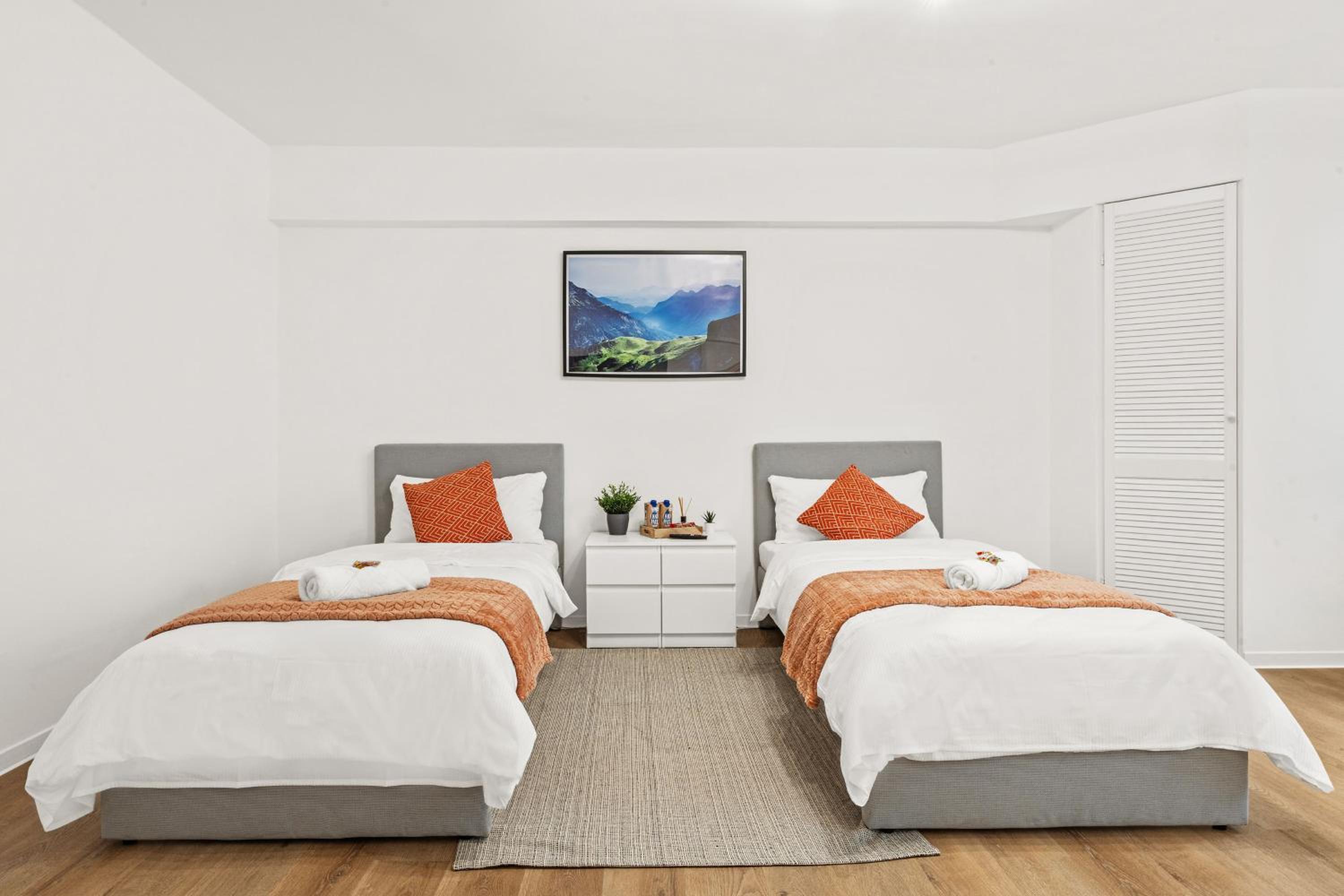 2 Zimmer Apartments, 4 Betten, vollmöbliert,zentrale Lage am S-Bahnhof