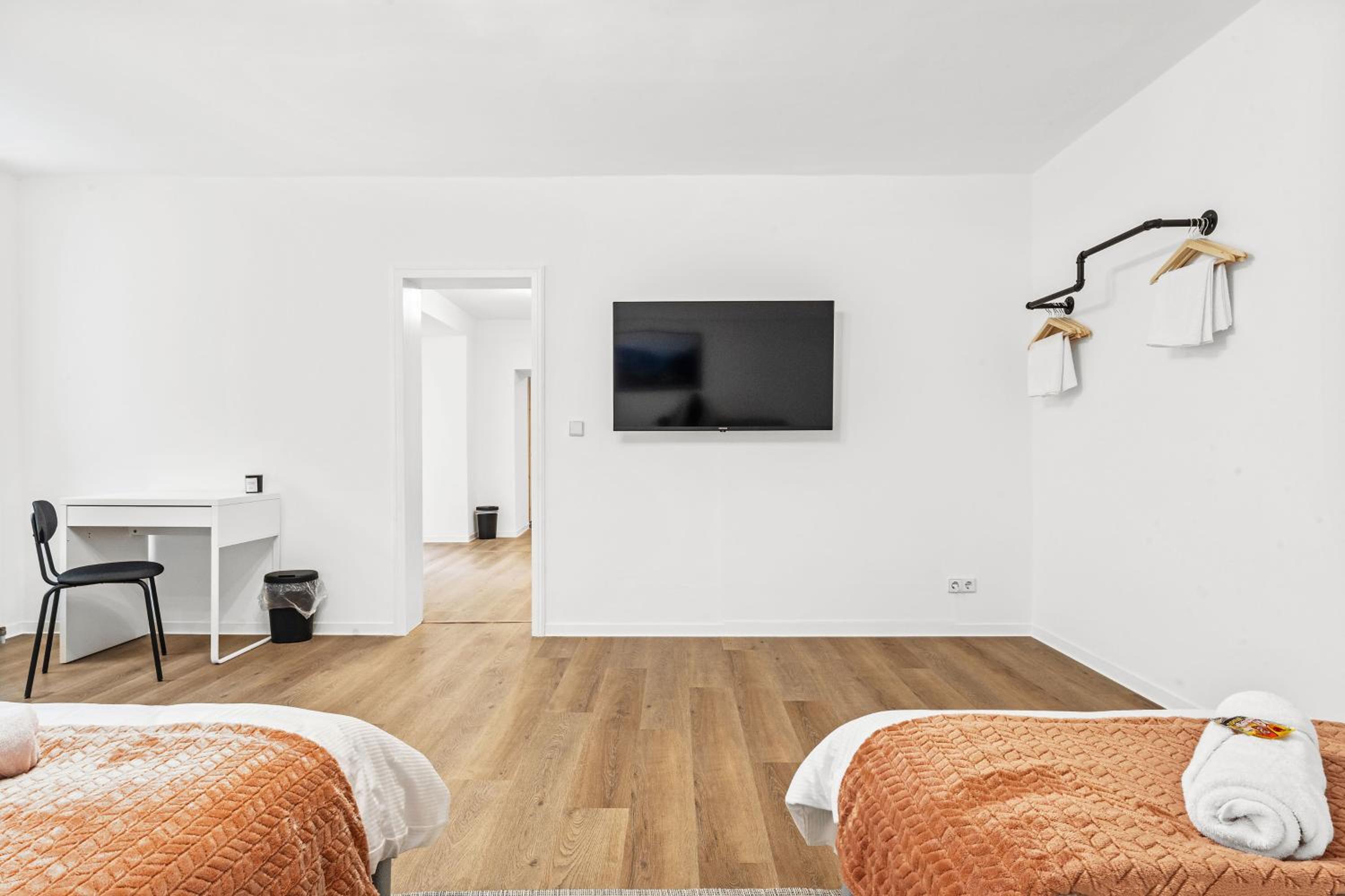 2 Zimmer Apartments, 4 Betten, vollmöbliert,zentrale Lage am S-Bahnhof