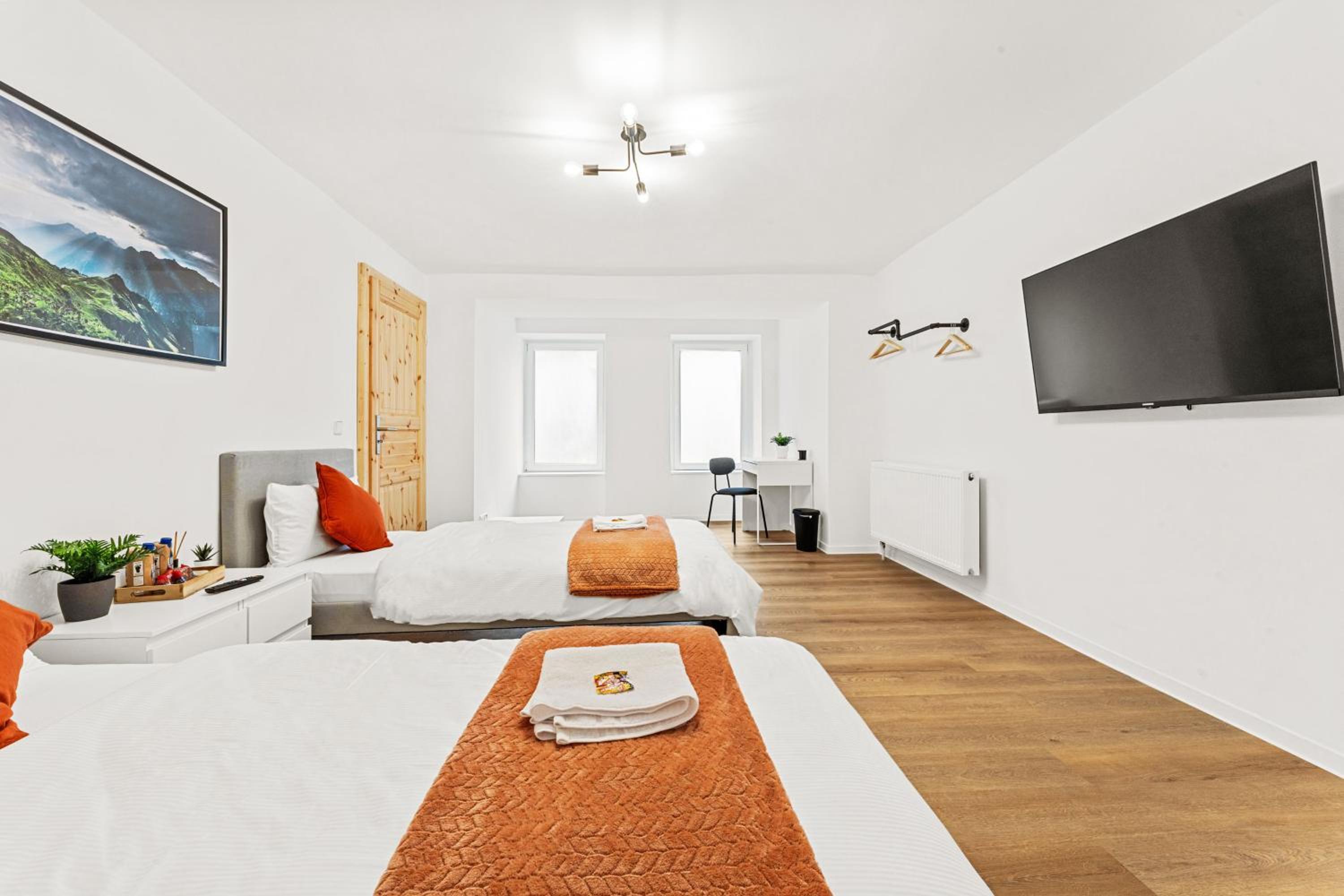2 Zimmer Apartments, 4 Betten, vollmöbliert,zentrale Lage am S-Bahnhof