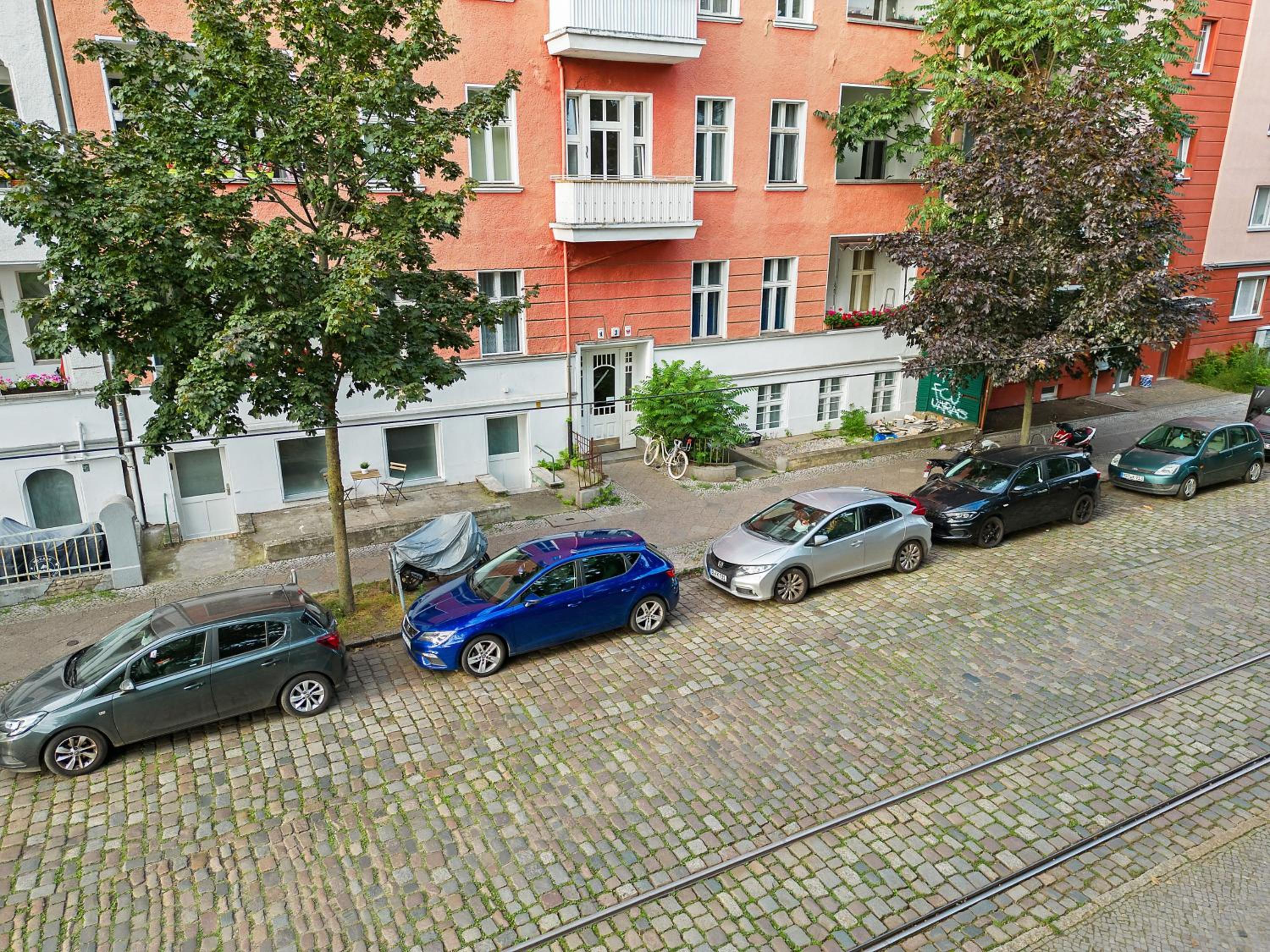 2 Zimmer Apartments, 4 Betten, vollmöbliert,zentrale Lage am S-Bahnhof