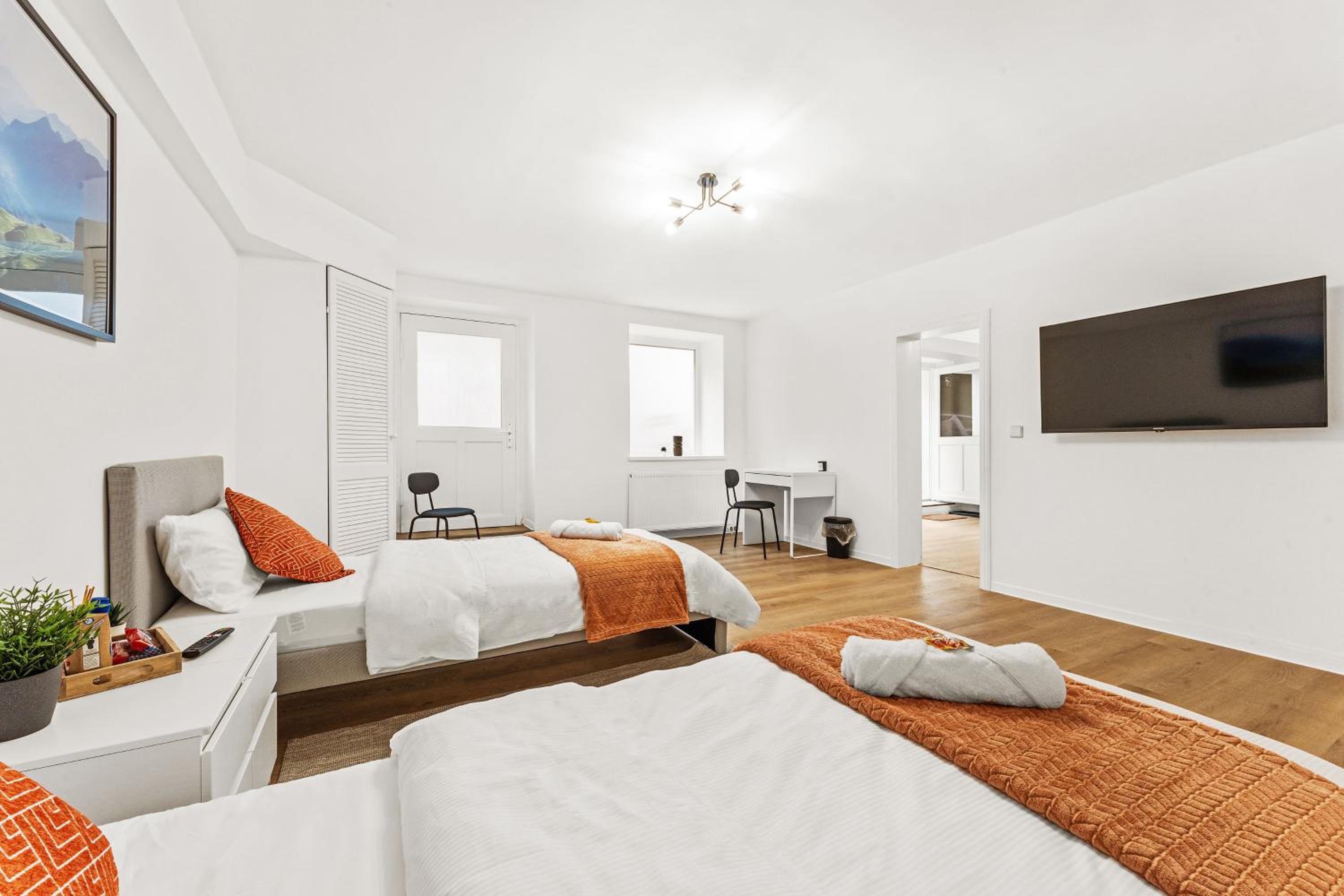 2 Zimmer Apartments, 4 Betten, vollmöbliert,zentrale Lage am S-Bahnhof