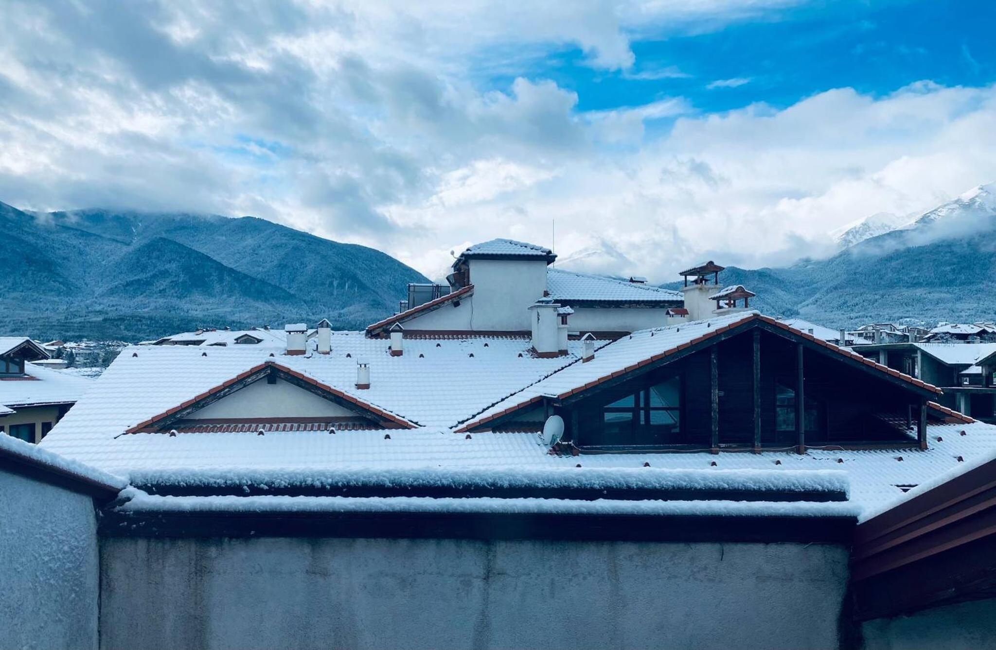 South Facing Bright Mountain View Penthouse - 2 balconies, 300mbps WIFI, washer