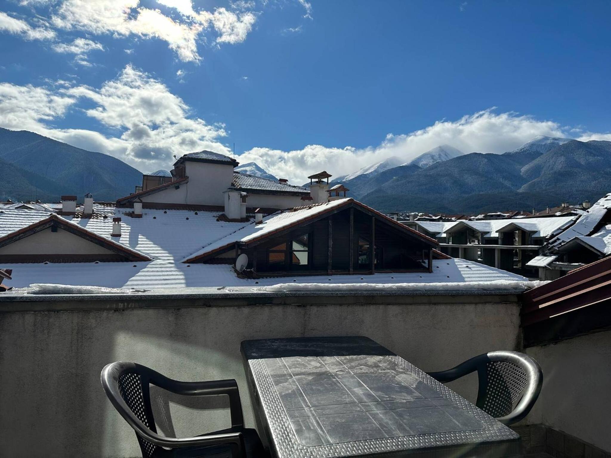 South Facing Bright Mountain View Penthouse - 2 balconies, 300mbps WIFI, washer