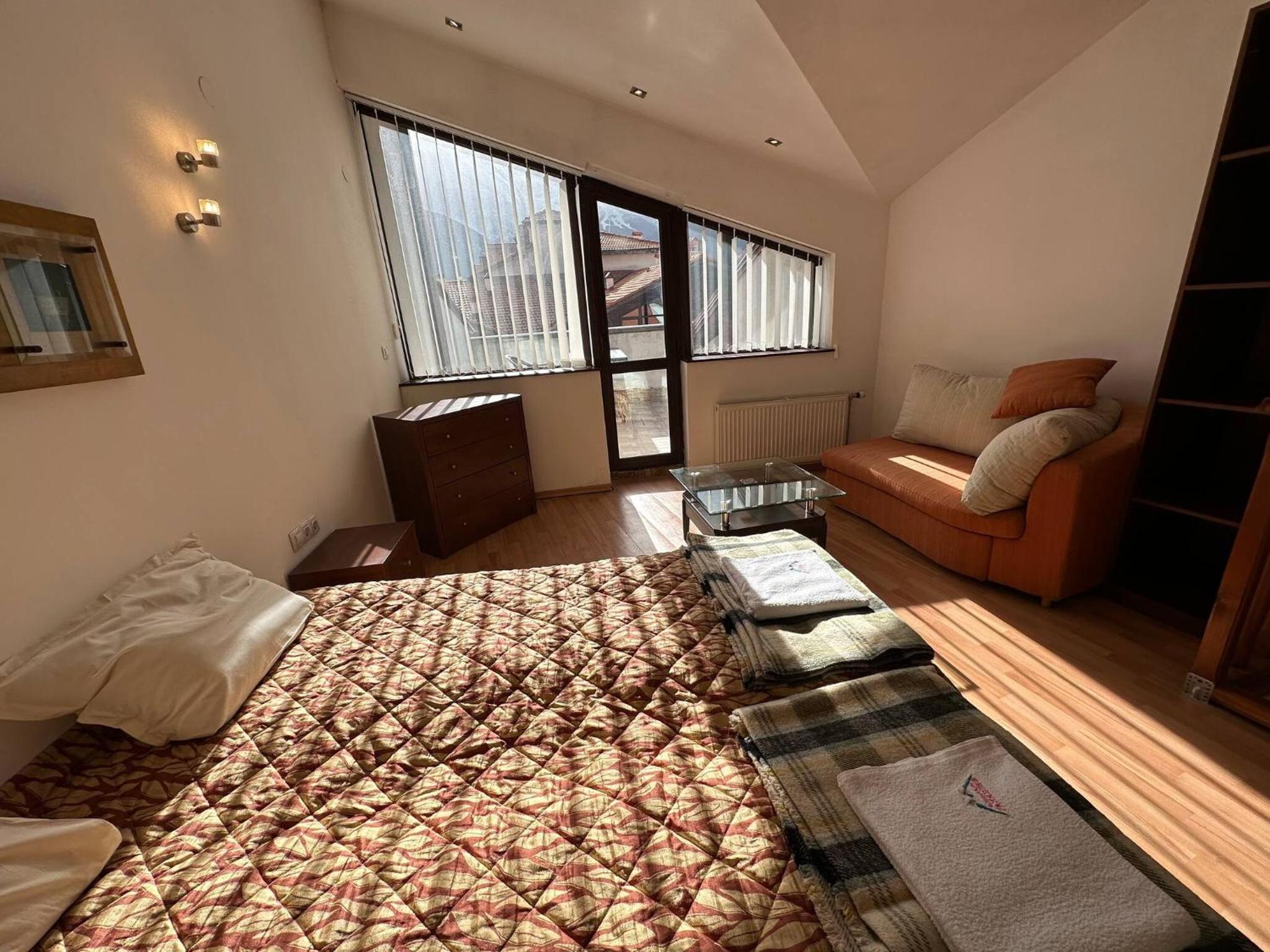 South Facing Bright Mountain View Penthouse - 2 balconies, 300mbps WIFI, washer