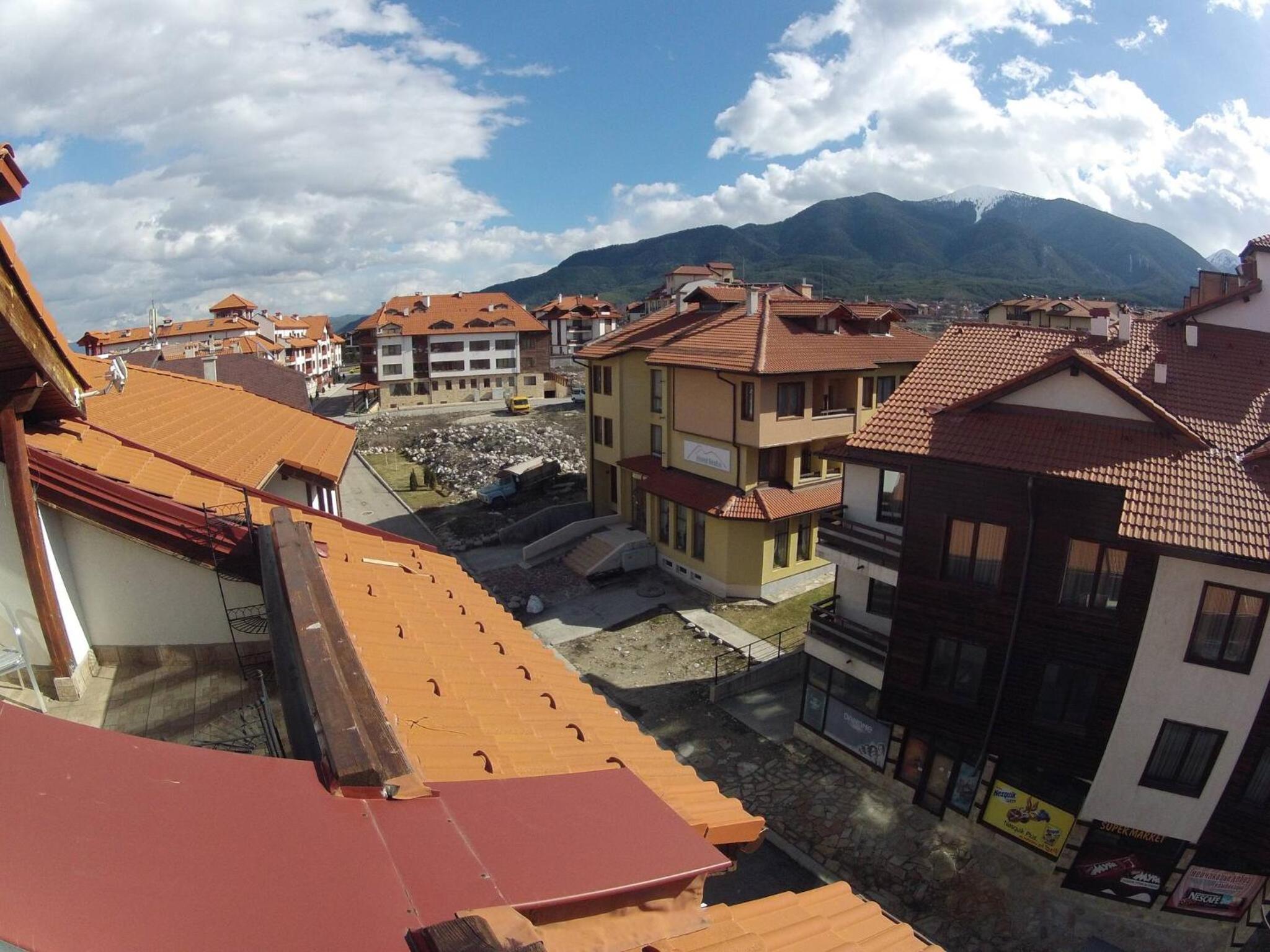 South Facing Bright Mountain View Penthouse - 2 balconies, 300mbps WIFI, washer