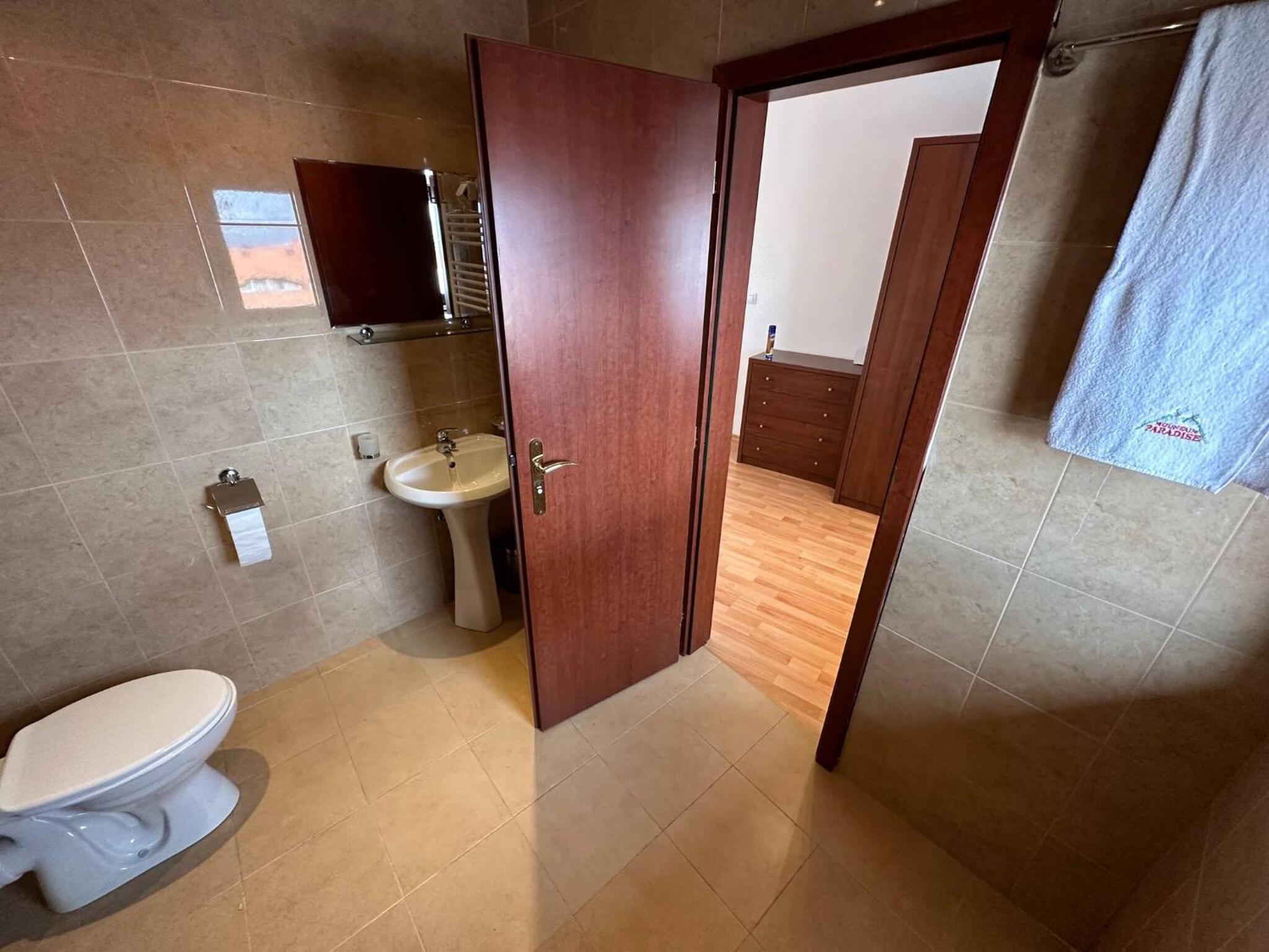 South Facing Bright Mountain View Penthouse - 2 balconies, 300mbps WIFI, washer